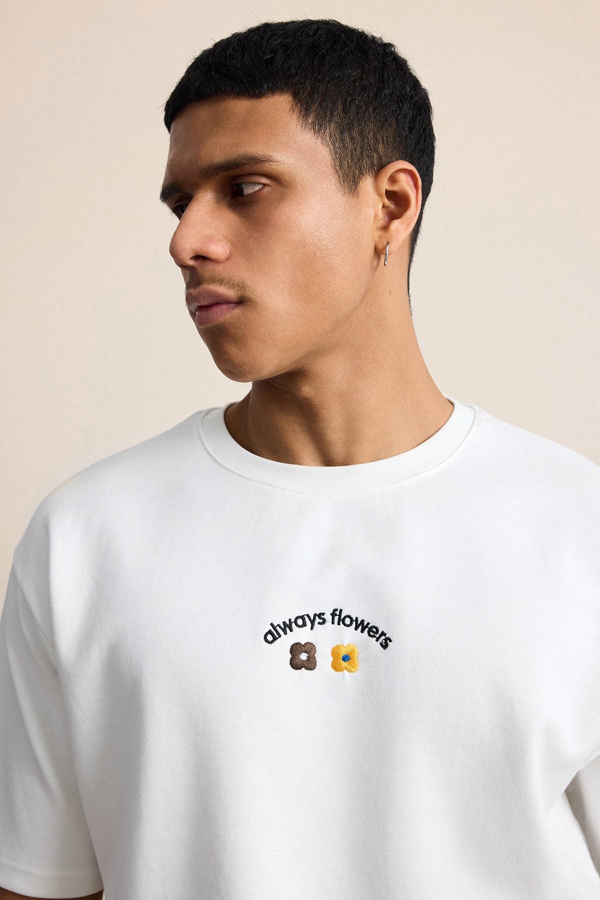 Erkek Oversize Minimal Çiçek Nakışlı T-Shirt Beyaz