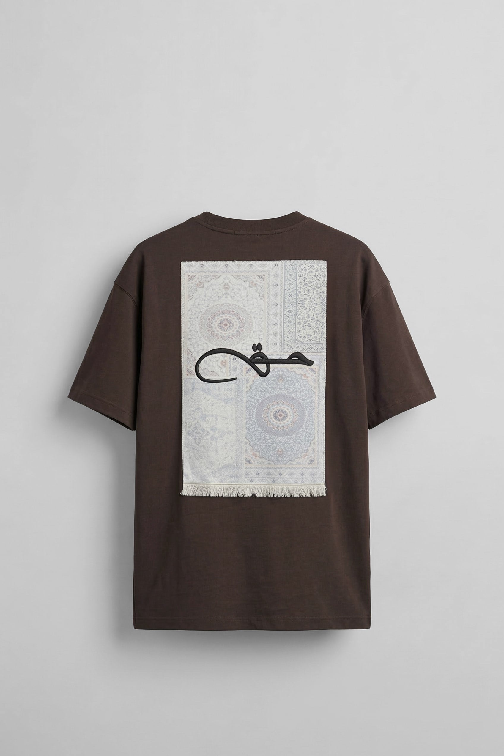 Erkek Oversize Nakışlı Halı Desenli Sırt Baskılı T-Shirt Kahverengi