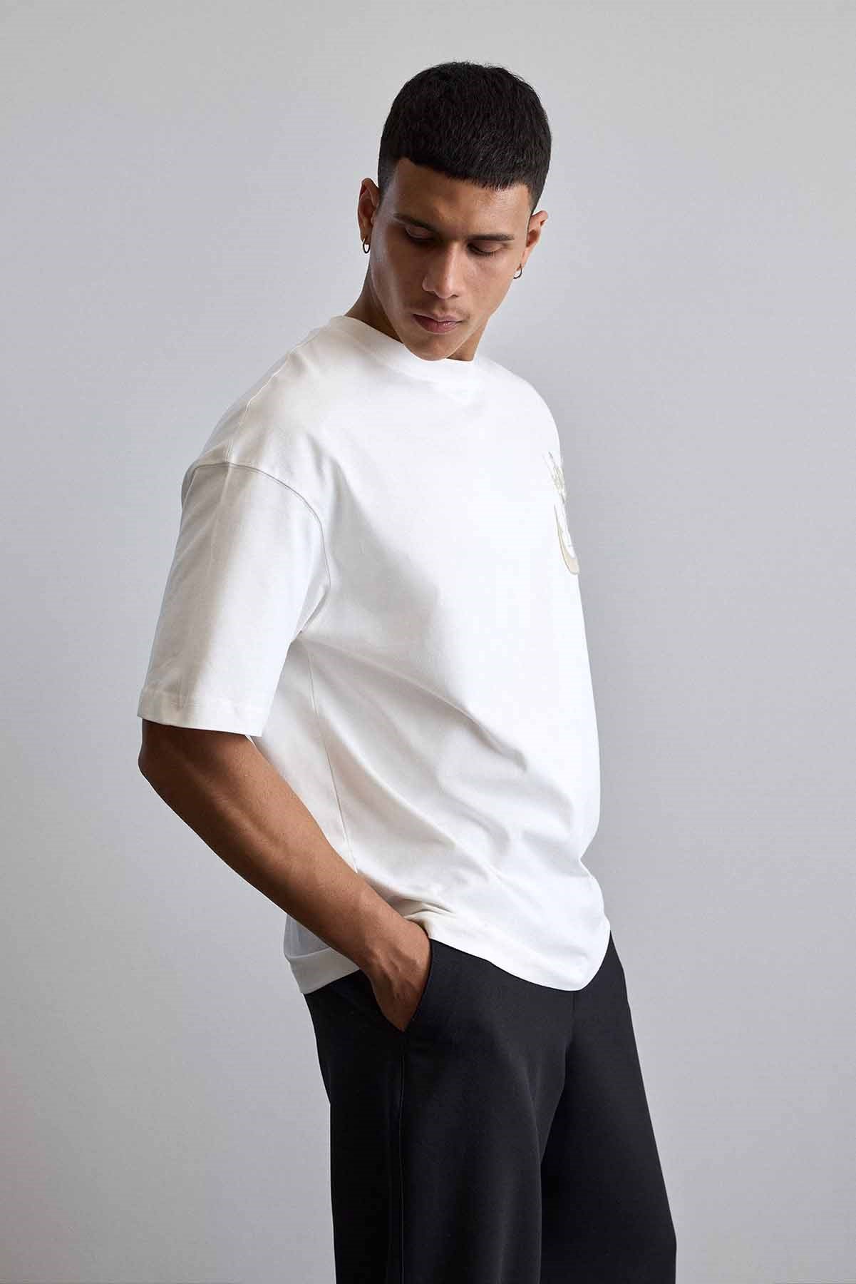 Erkek Oversize Pamuklu Kaligrafi Nakışlı Motif T-Shirt Beyaz