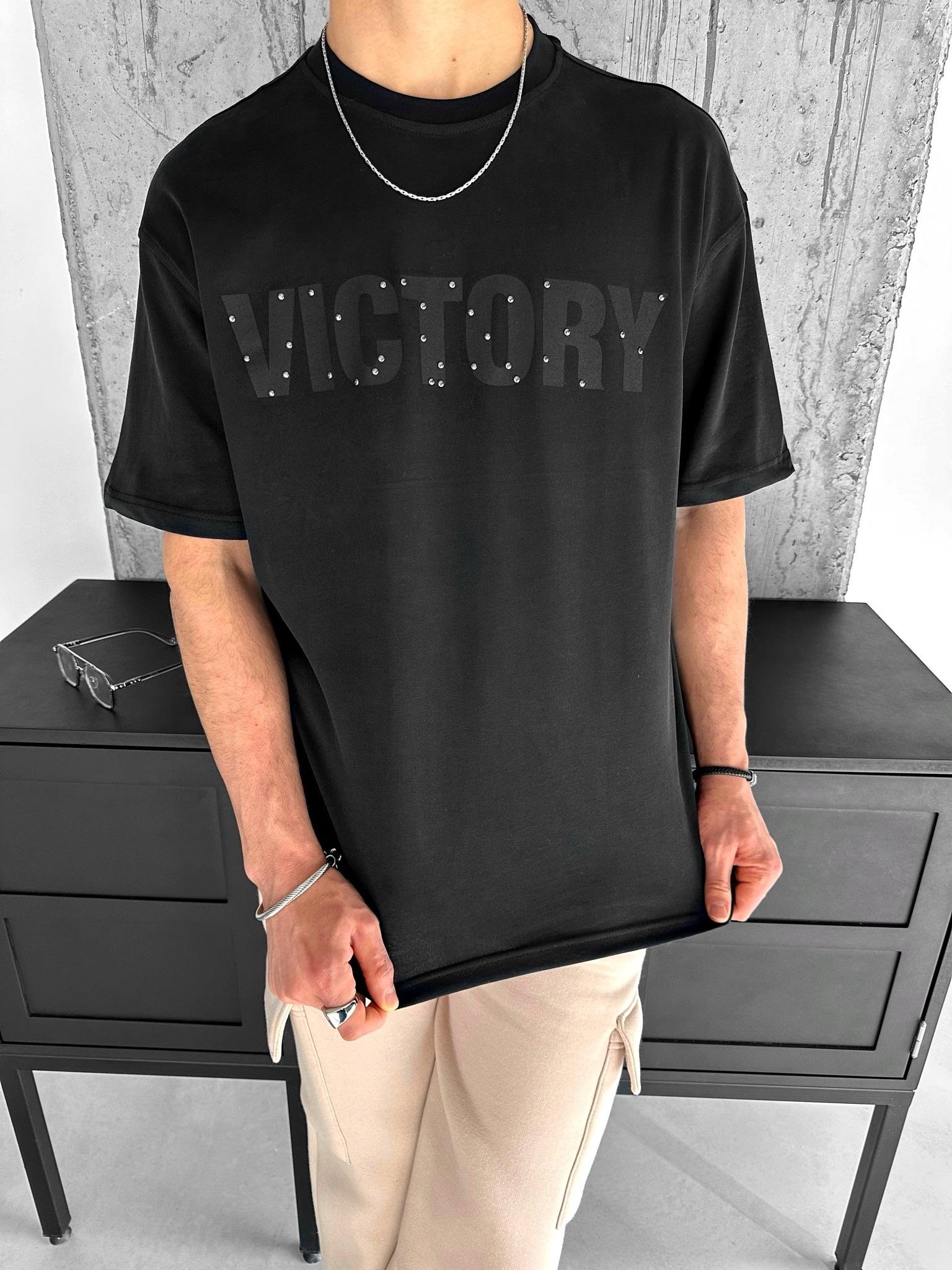 Bol Kesim 'Victory' Baskılı Taşlı T-Shirt Siyah