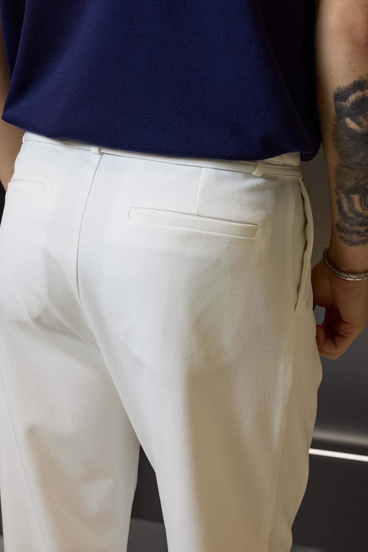 Erkek Baggy Fit Kemer Detaylı Gabardin Kumaş Pantolon Beyaz