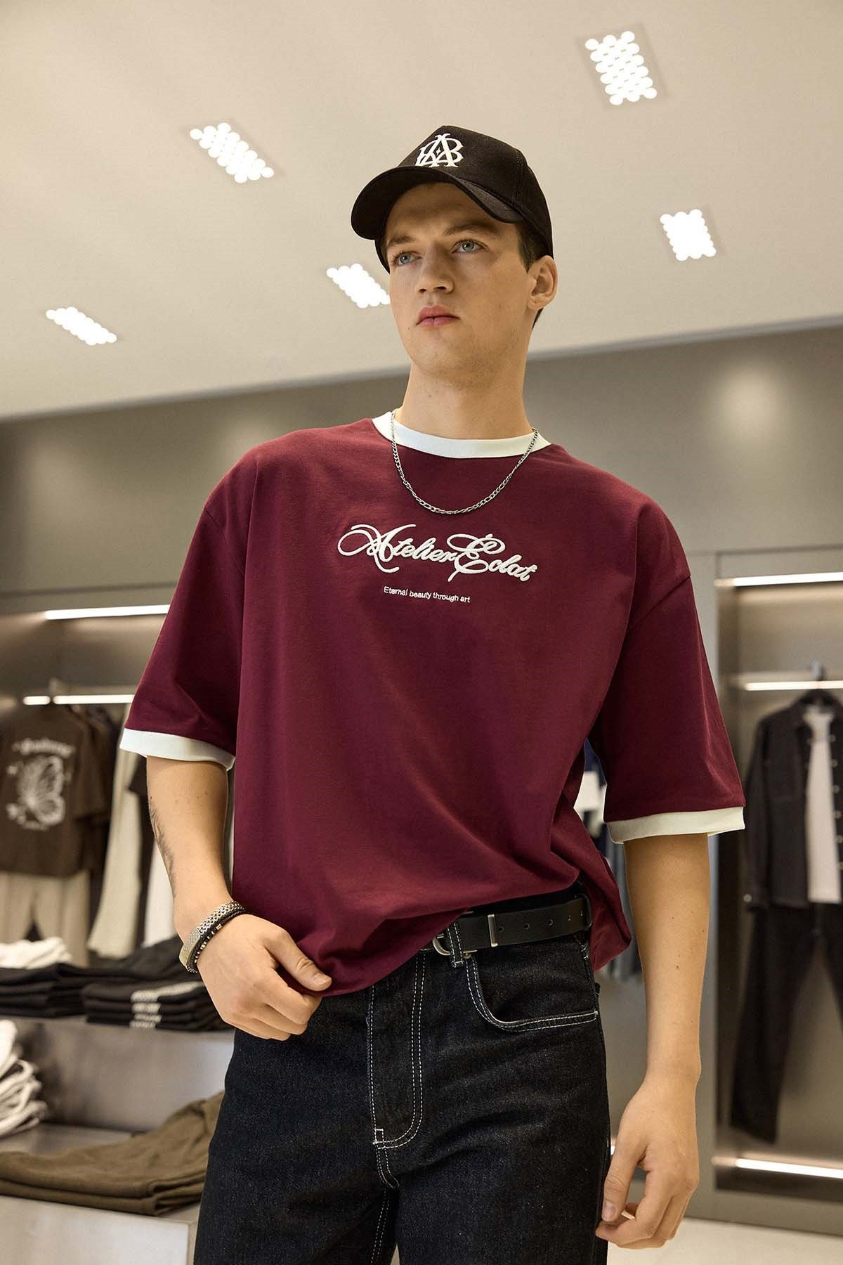 Erkek Boxy Fit Nakış Detaylı Kontrast Yaka T-Shirt Bordo