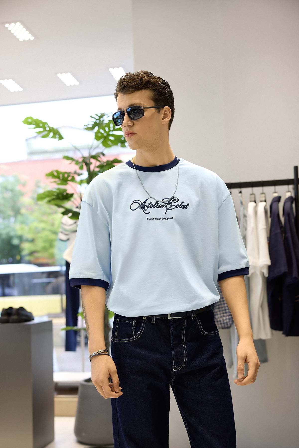 Erkek Boxy Fit Nakış Detaylı Kontrast Yaka T-Shirt Açık Mavi