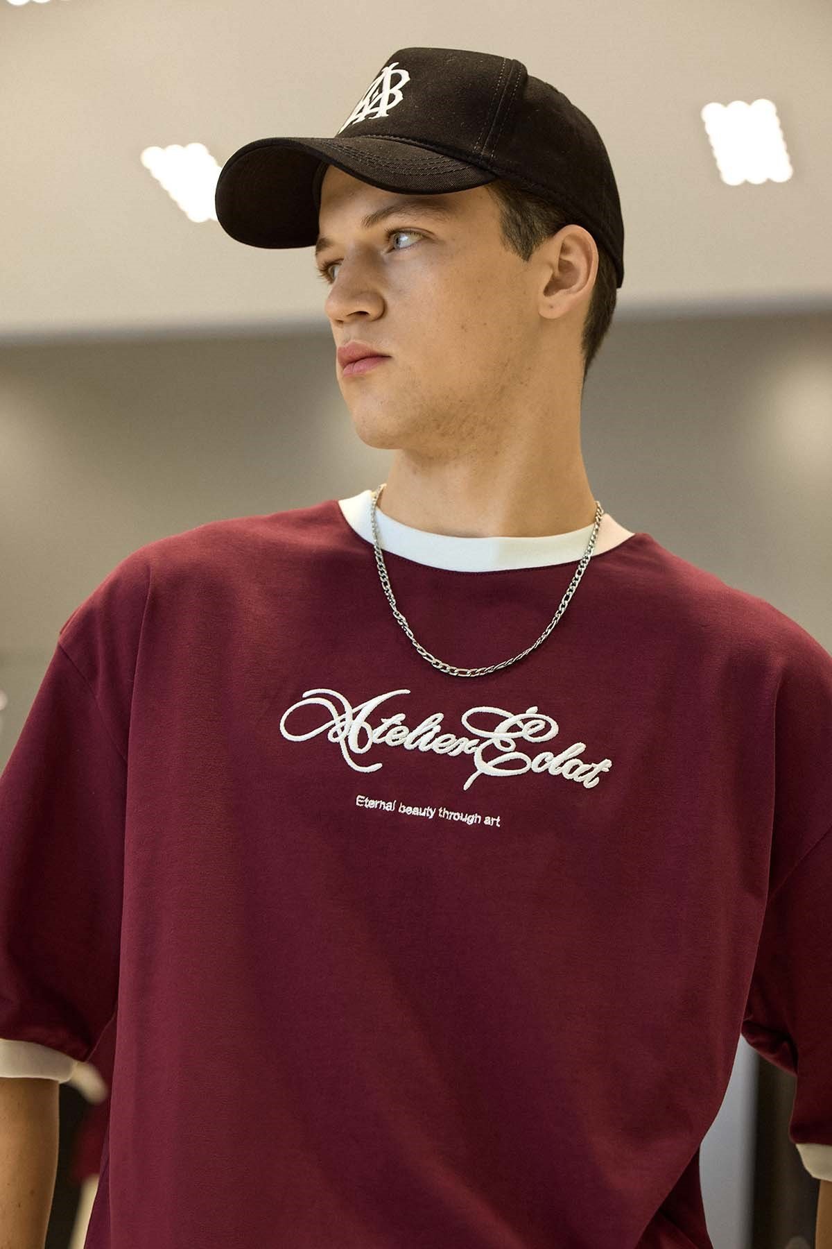 Erkek Boxy Fit Nakış Detaylı Kontrast Yaka T-Shirt Bordo