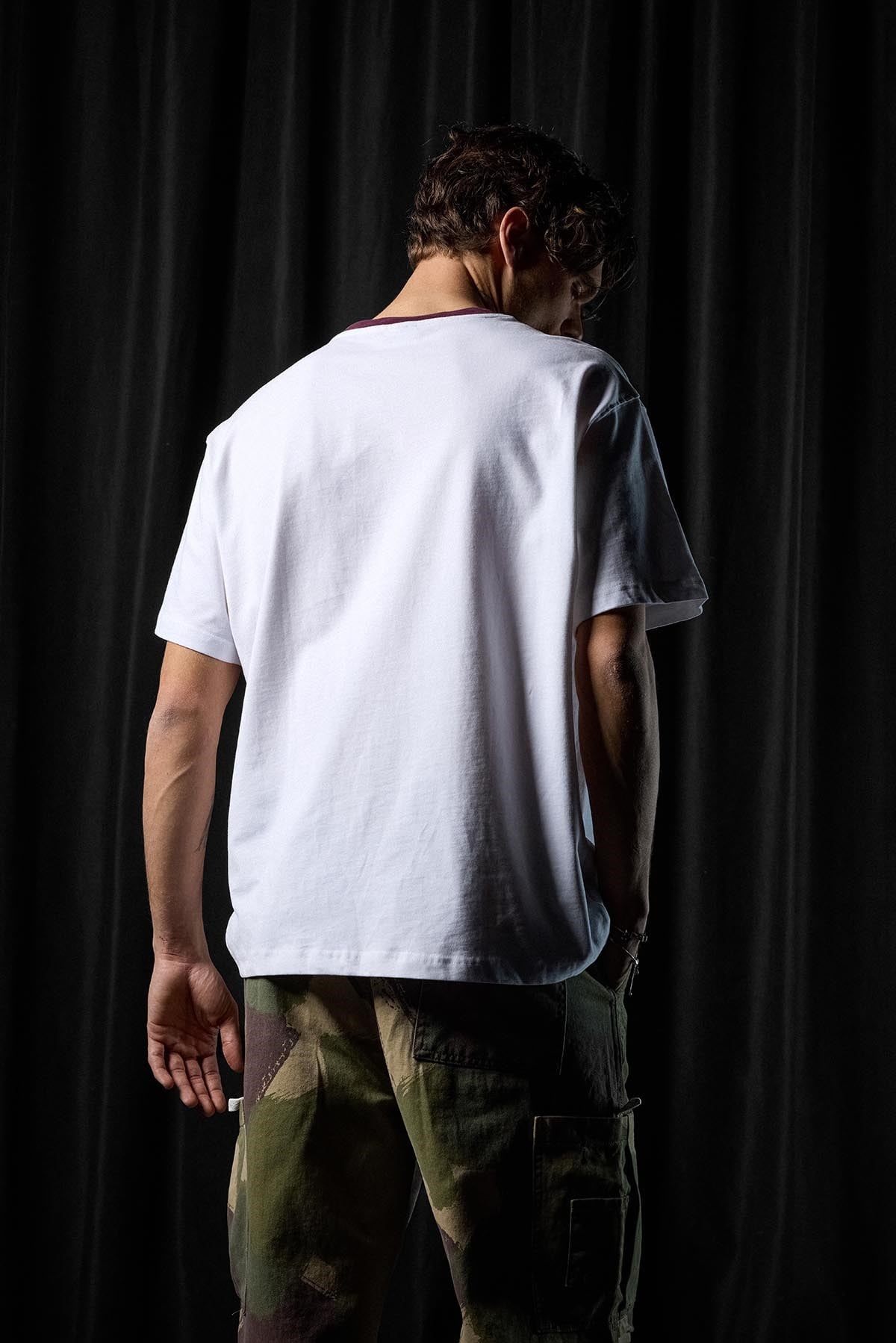 Erkek Oversize Minimal Nakış Detaylı Basic T-Shirt Beyaz / Mürdüm