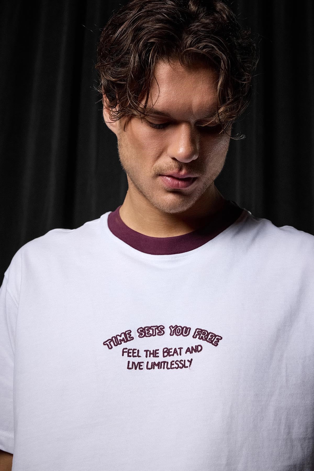 Erkek Oversize Minimal Nakış Detaylı Basic T-Shirt Beyaz / Mürdüm