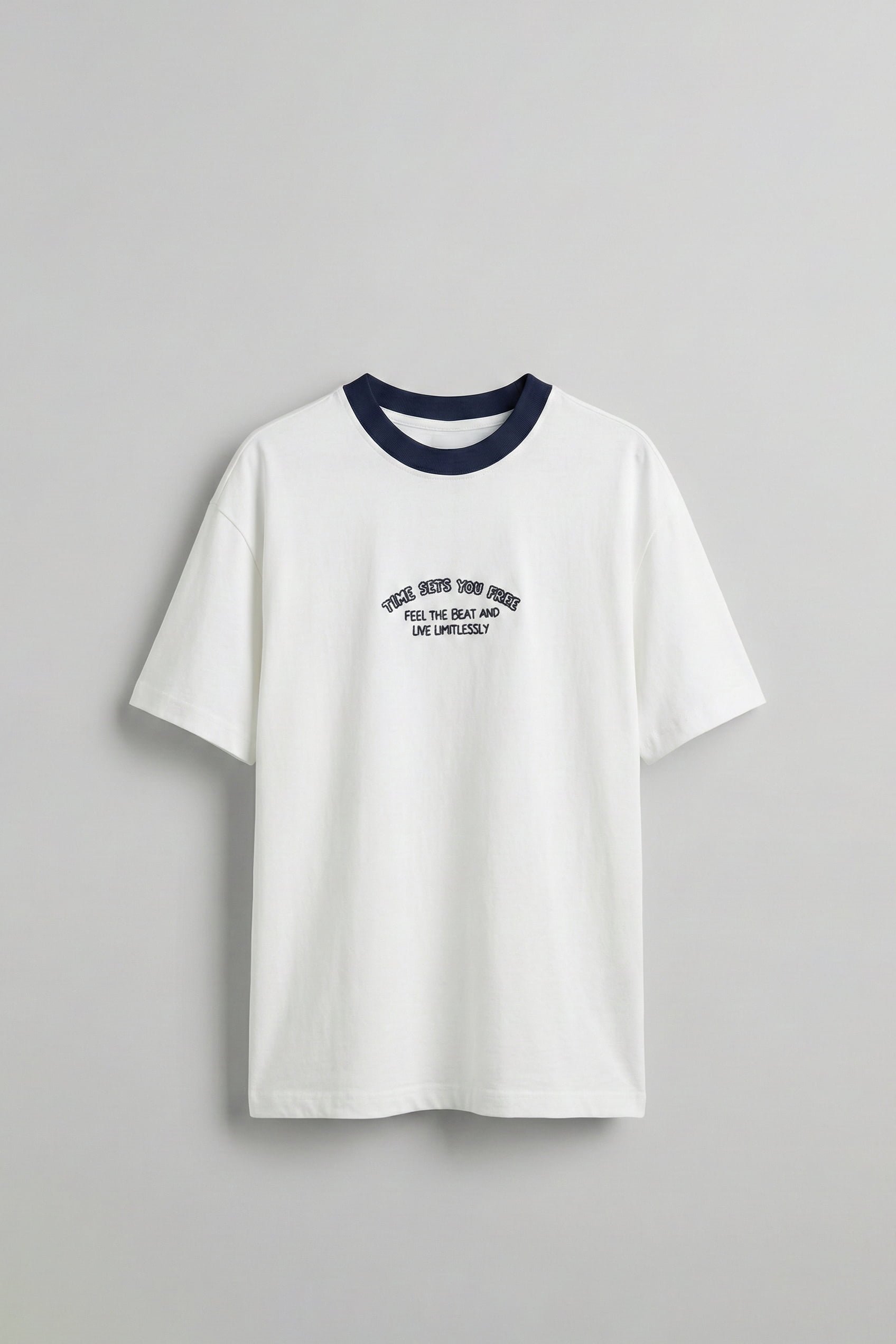 Erkek Oversize Minimal Nakış Detaylı Basic T-Shirt Beyaz / Lacivert