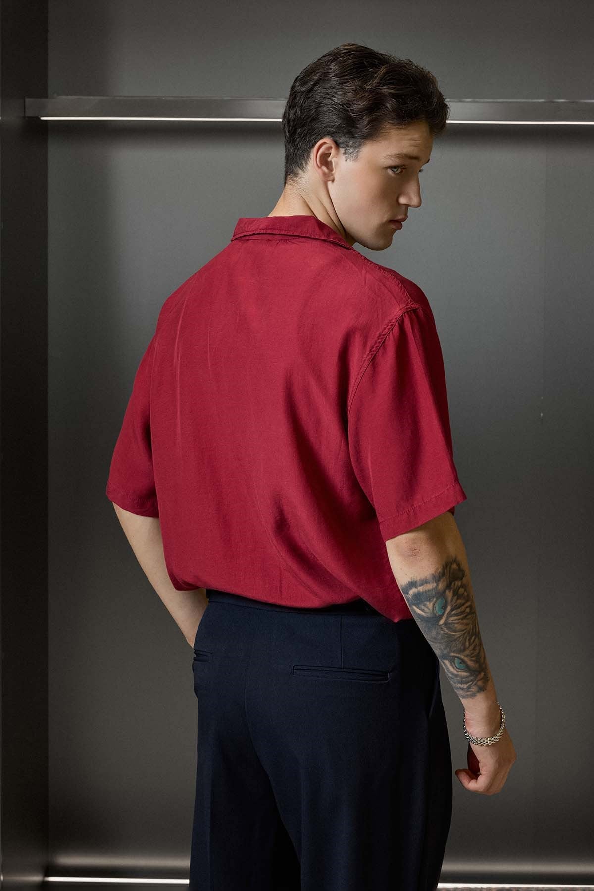 Erkek Relaxed Fit Açık Yaka Kısa Kollu Tencel Gömlek Kırmızı