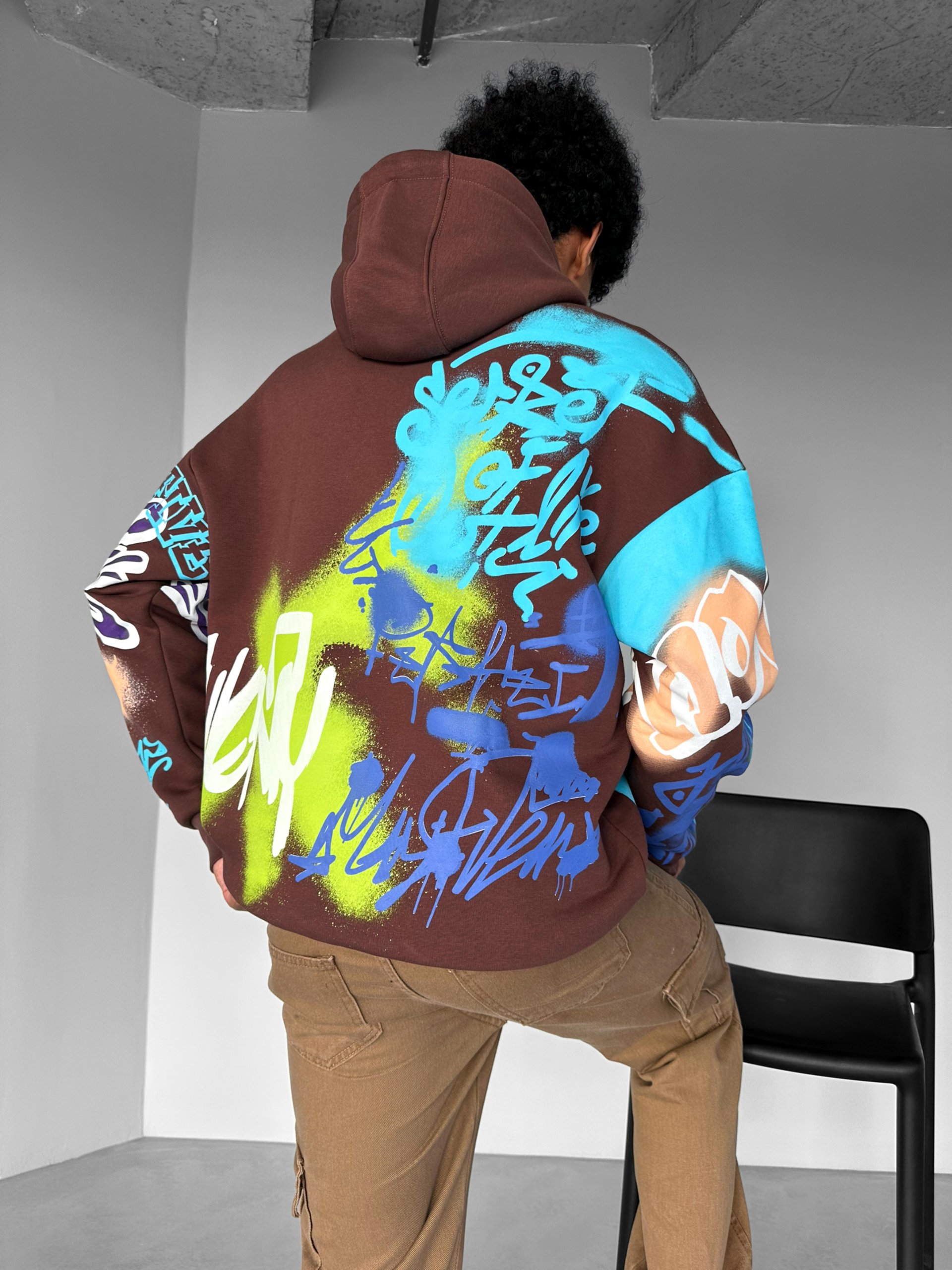Oversize Graffiti Kapşonlu Sweatshirt Kahverengi
