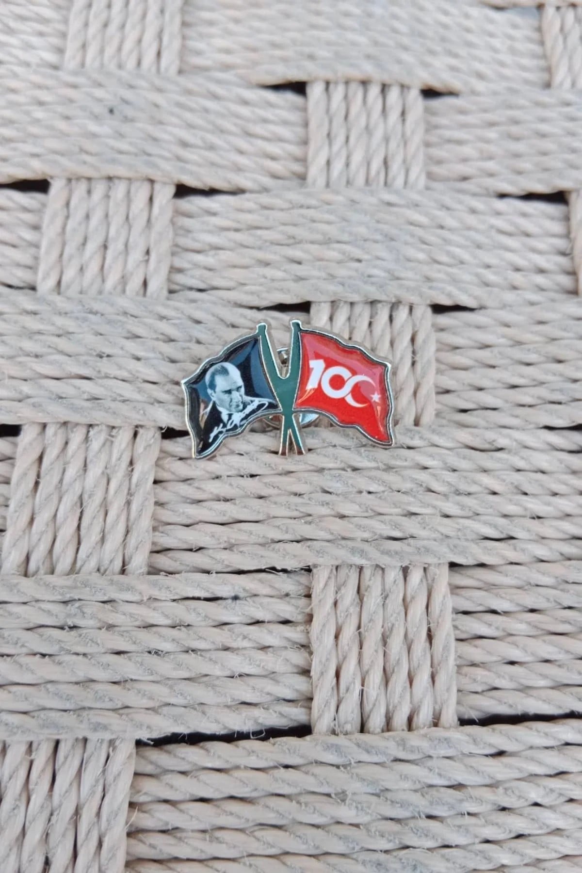 100. Yil Dalgalanan Bayrak Ataturk Resimli Ceket Yaka İgnesi Yaka Rozeti
