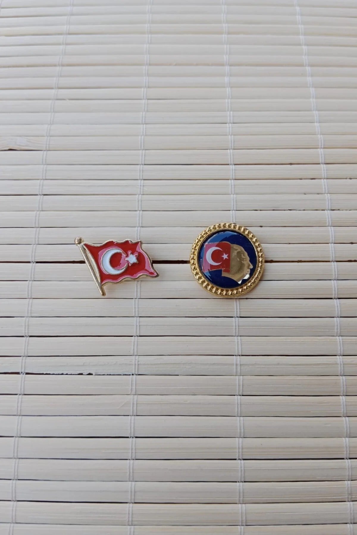 2 Adet Dalgalanan Bayrak Ata Rozeti Sarrafiyeli Taki Ceket Yaka İgnesi Yaka Rozeti