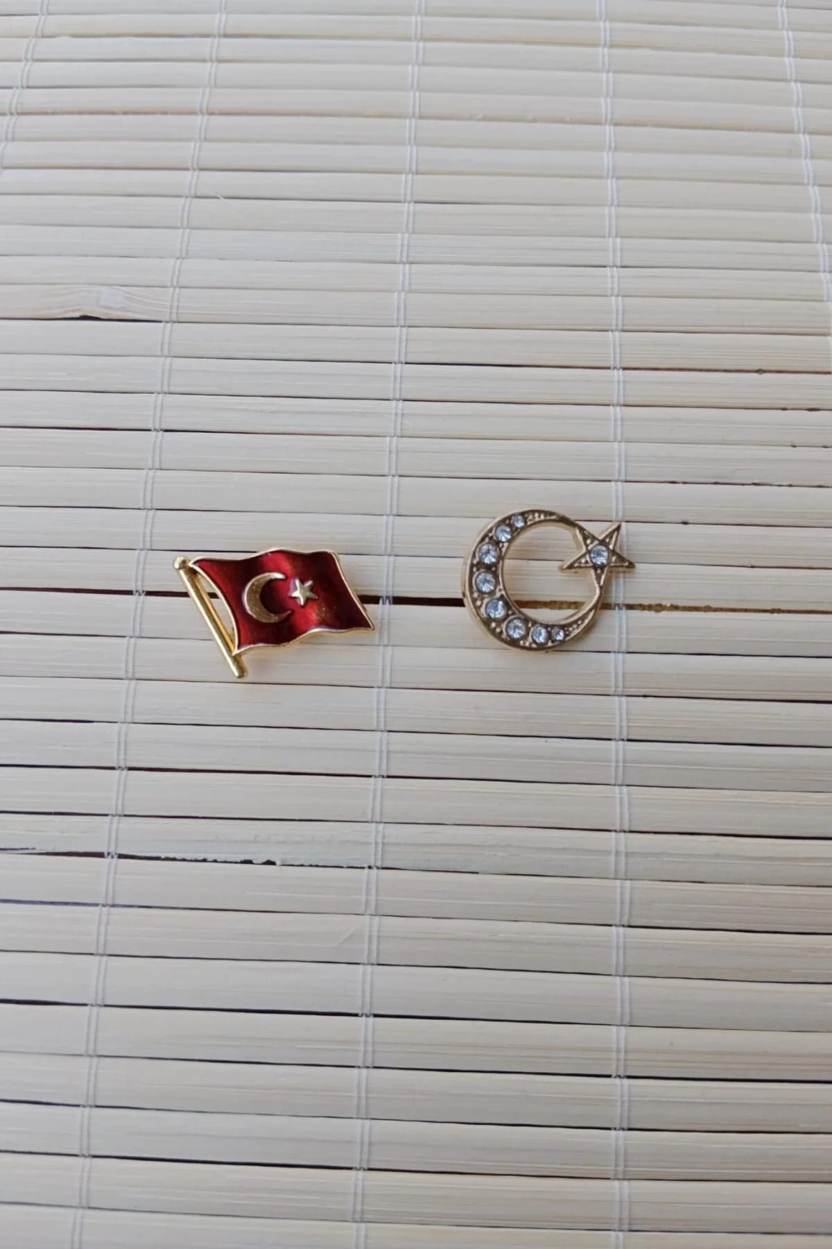 2 Adet Dalgalanan Bayrak Tasli Sari Renkli Ayyildiz Sarrafiyeli Taki Ceket Yaka İgnesi Yaka Rozeti