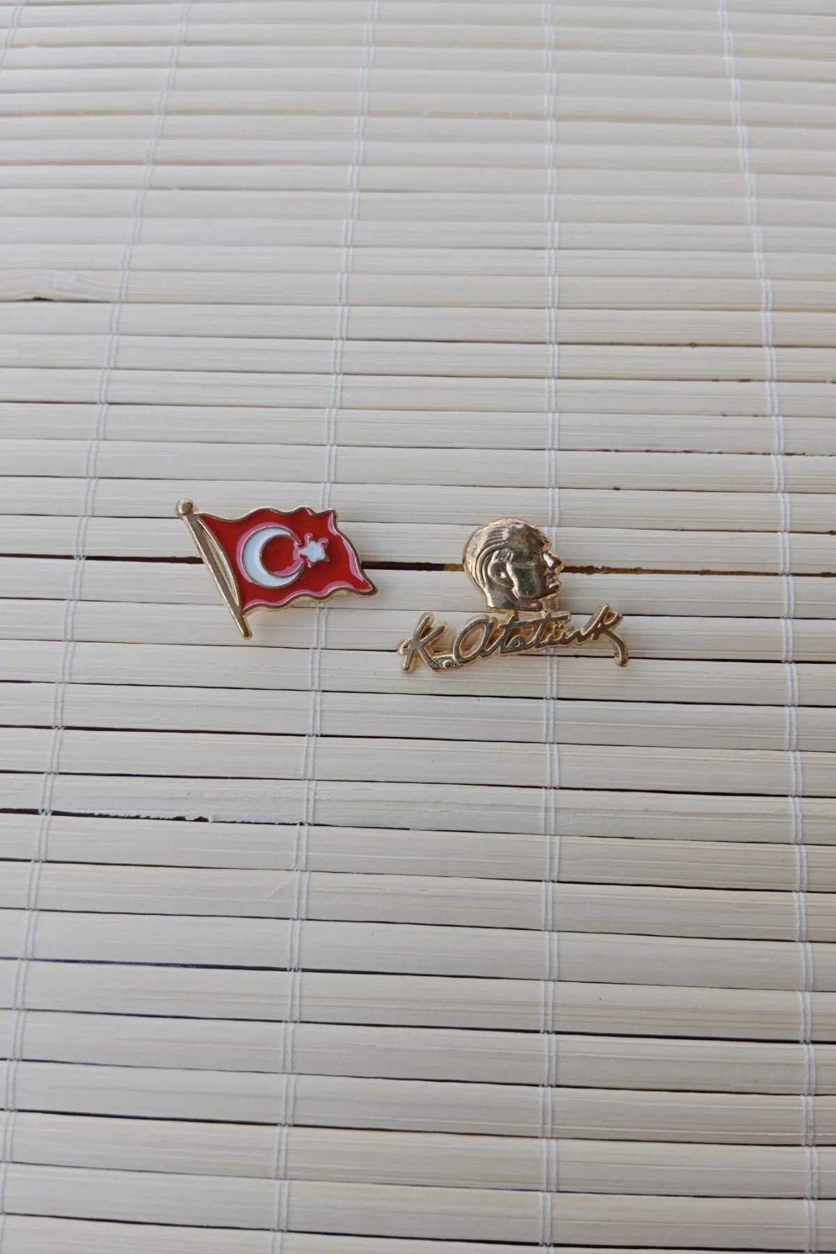 2 Adet Dalgalanan Bayrak Ve Sari Ataturk Siluetli İmzali Sarrafiyeli Taki Ceket Yaka İgnesi Yaka Rozeti