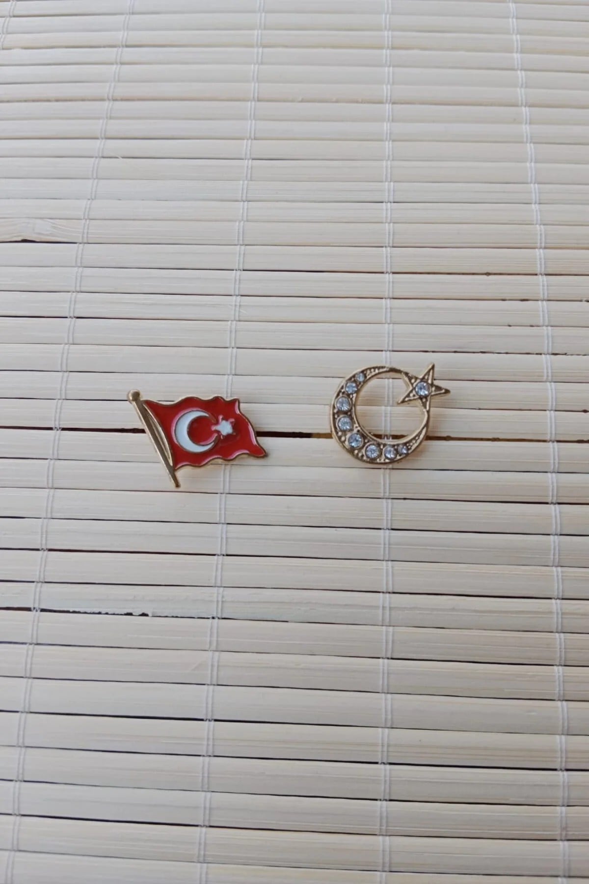 2 Adet Dalgalanan Bayrak Ve Tasli Sari Renkli Ayyildiz Sarrafiyeli Taki Ceket Yaka İgnesi Yaka Rozeti