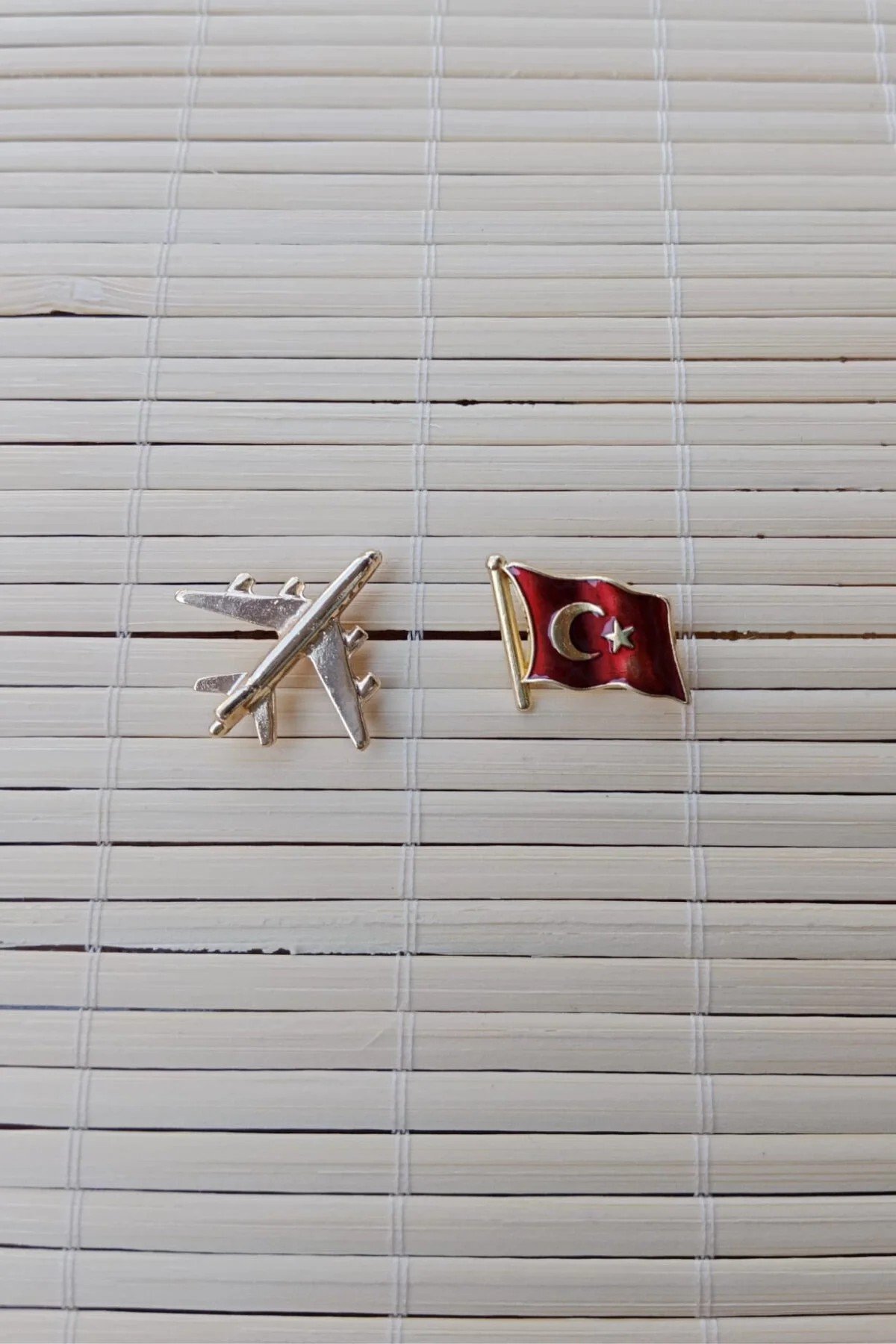 2 Adet Sari Renkli Ucak Maketli Dalgalanan Bayrak Sarrafiyeli Taki Ceket Yaka İgnesi Yaka Rozeti