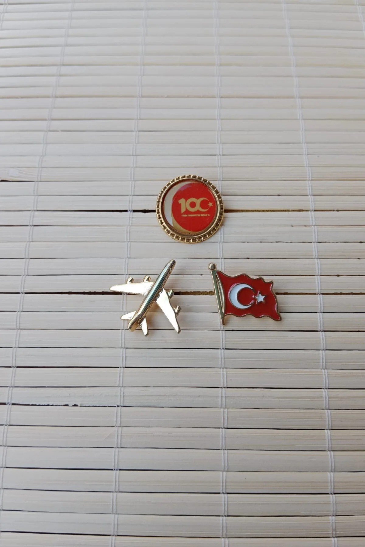3 Adet 100. Yil Dalgalanan Bayrak Sari Renkli Ucak Maketli Sarrafiyeli Taki Ceket Yaka İgnesi Yaka Rozeti
