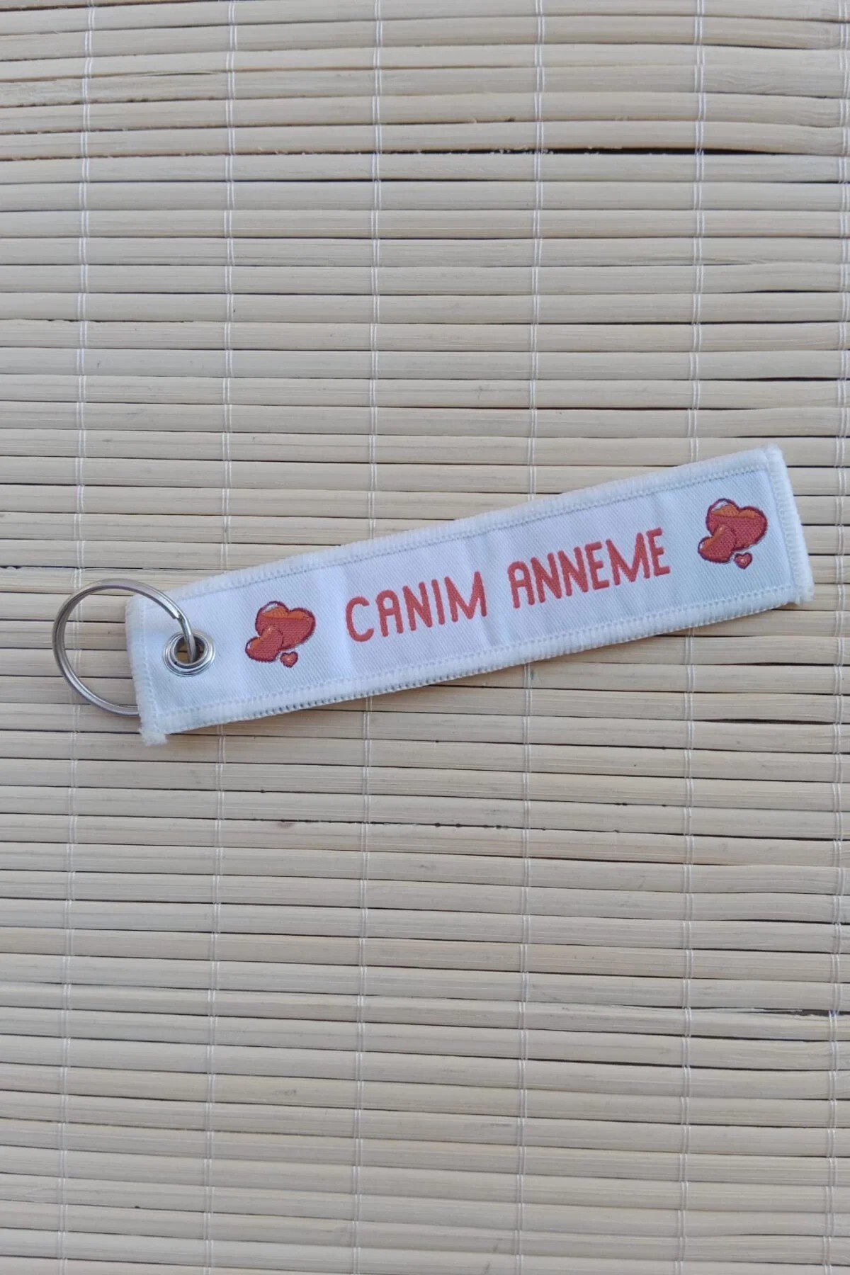 Canim Anneme Yazili Beyaz Kirmizi Nakis İslemeli Bez Anahtarlik