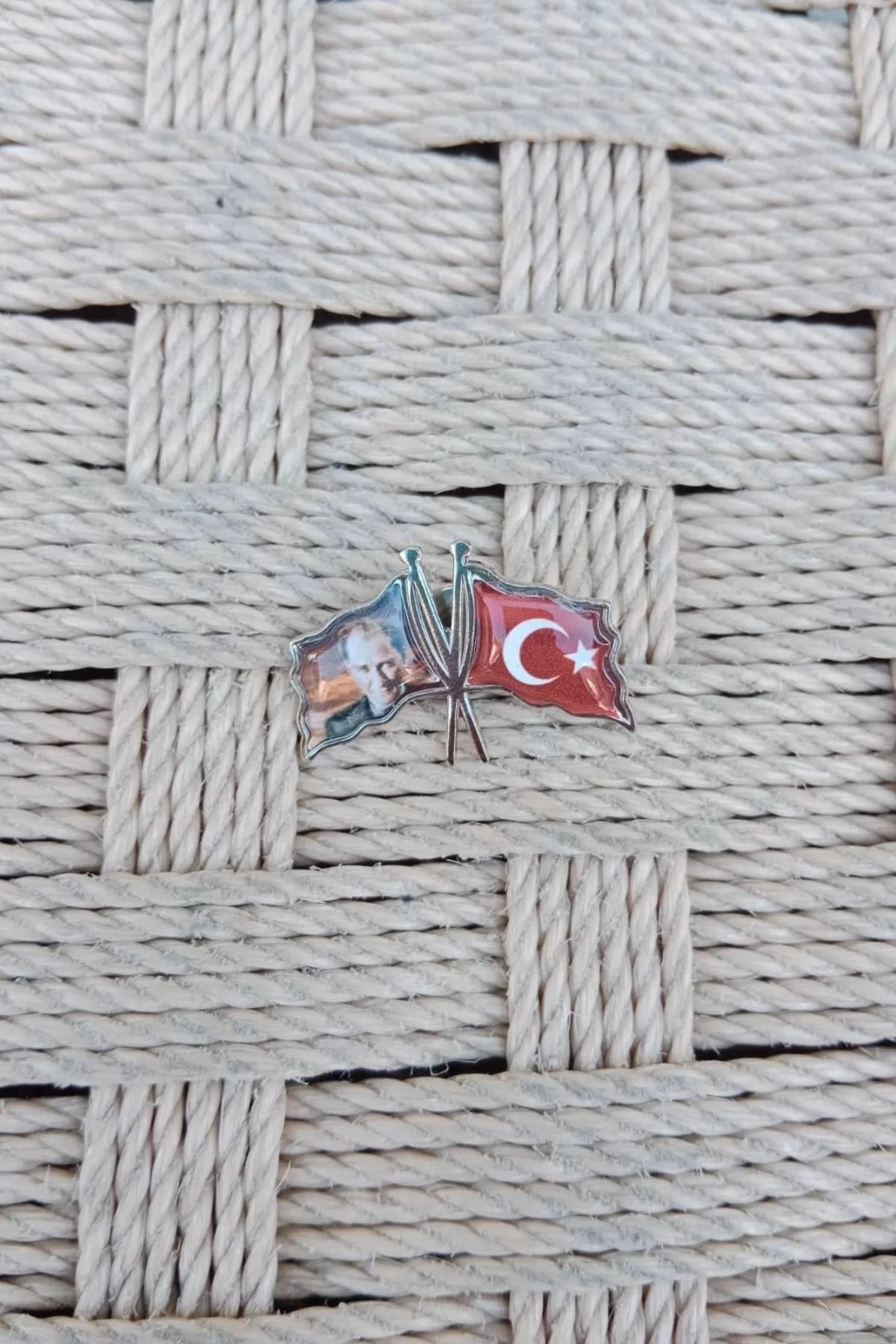 Dalgalanan Bayrak Ataturk Resimli Ceket Yaka İgnesi Yaka Rozeti