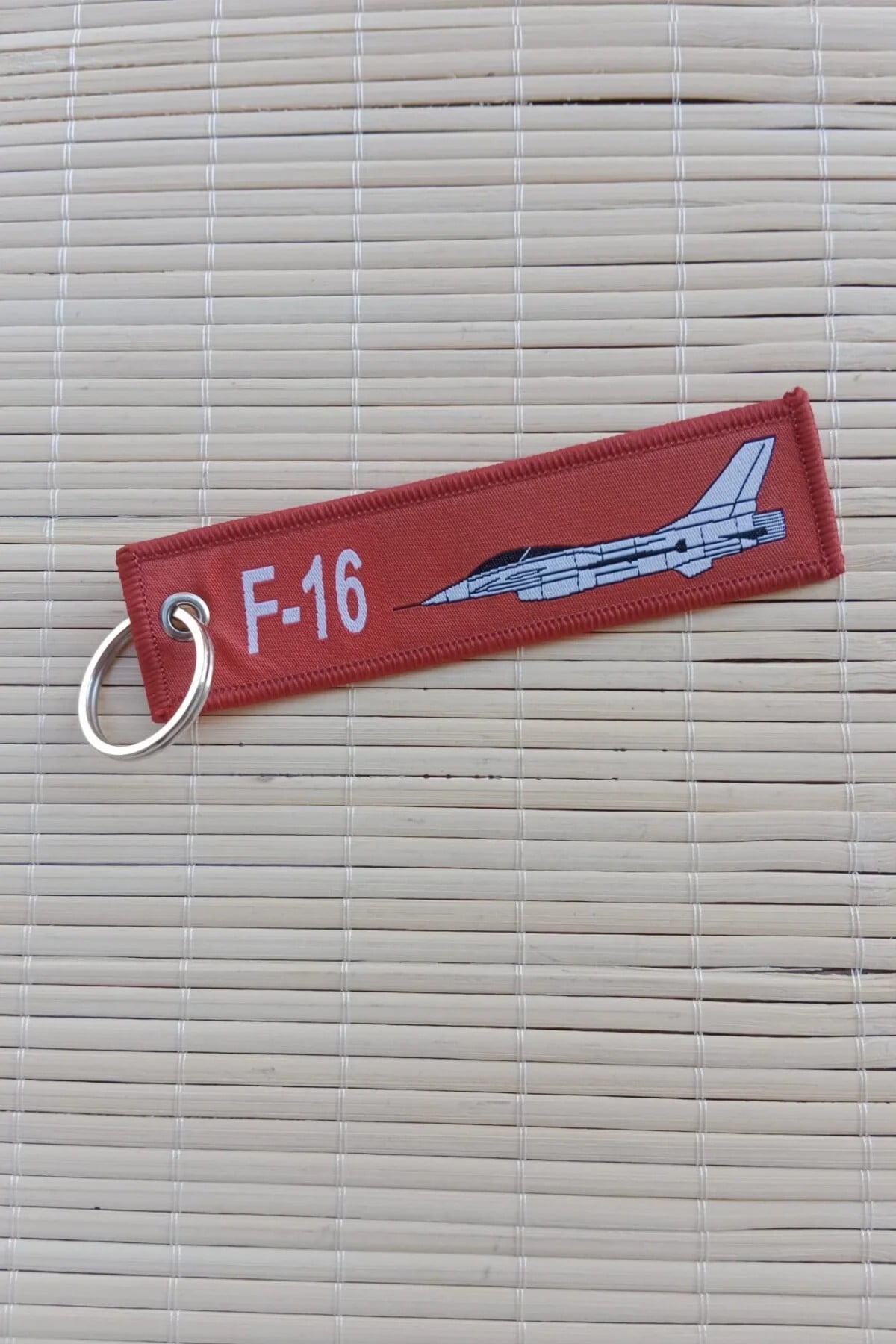 F 16 Remove Before Flight Yazili Kirmizi Beyaz Nakis İslemeli Bez Anahtarlik