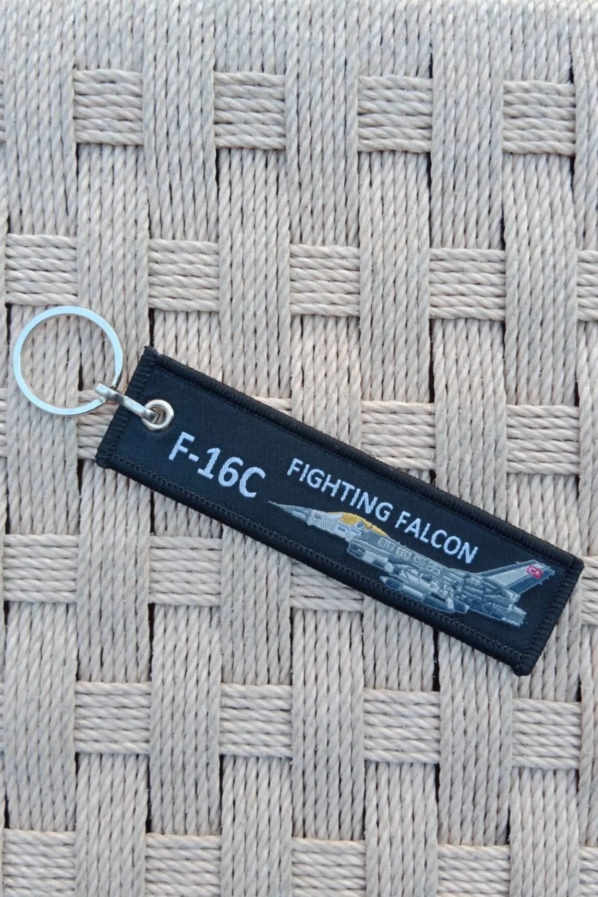 F-16c Fighting Falcon Yazili Siyah Beyaz Nakis İslemeli Bez Anahtarlik
