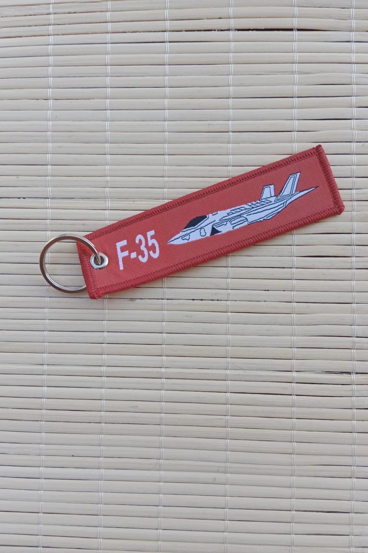 F 35 Remove Before Flight Yazili Kirmizi Beyaz Nakis İslemeli Bez Anahtarlik