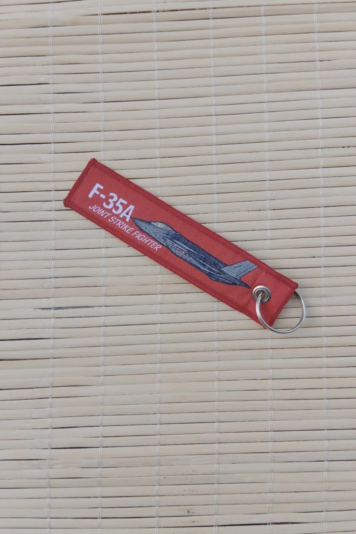 F-35a Remove Before Flight Yazili Kirmizi Beyaz Nakis İslemeli Bez Anahtarlik
