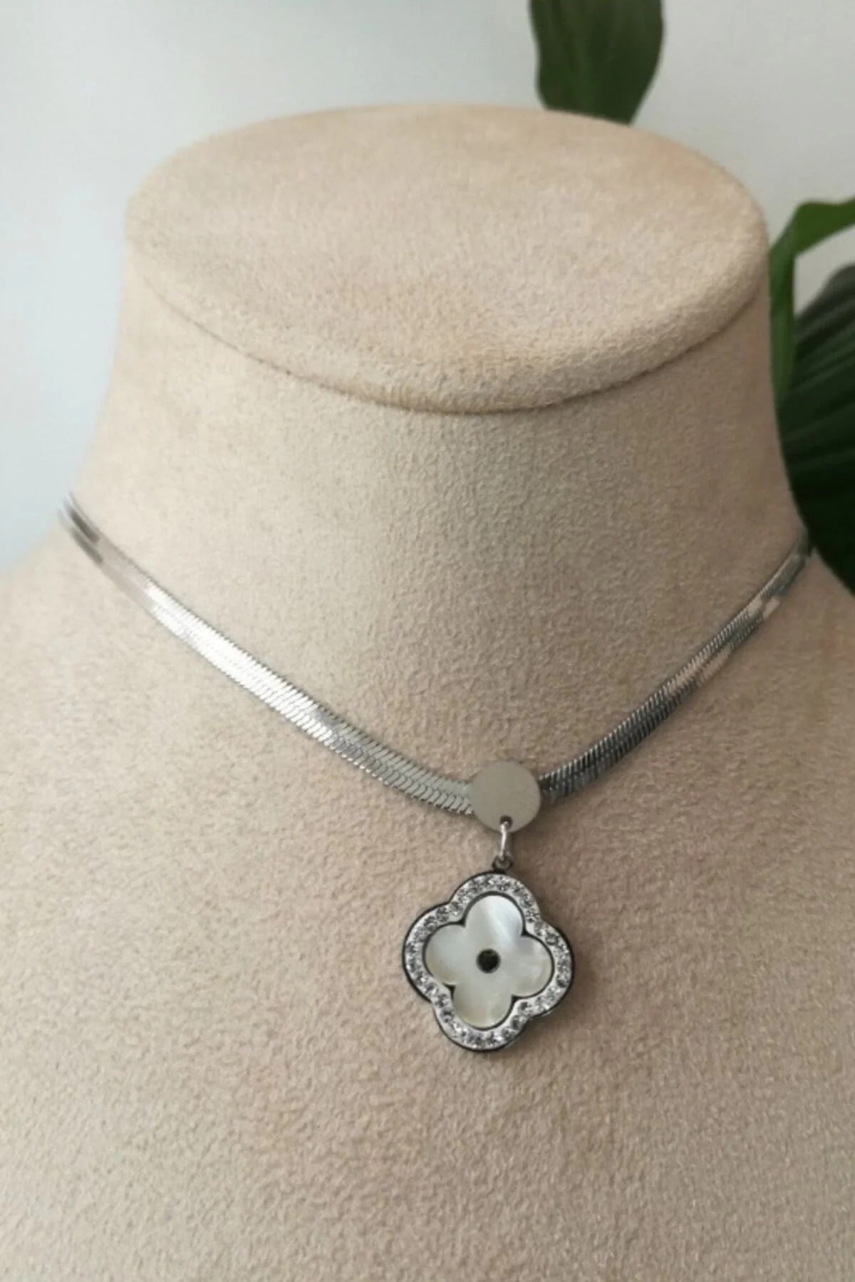 Gullu Tasarim İtalyan Zincirli Beyaz İncili Tasli Gumus Renkli Kaliteli Paslanmaz Celik Kolye Stainless Stell
