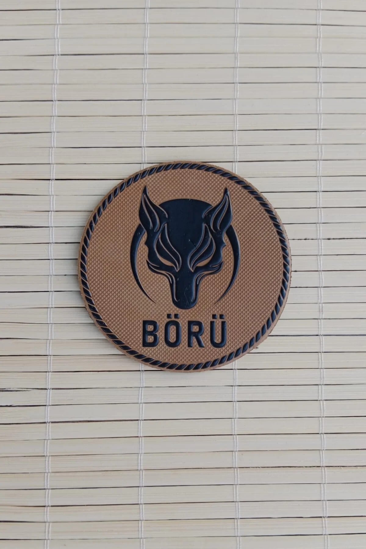 Kahverengi Zemin Siyah İslemeli Boru Yazili Kurtbasli Arma Pec Patch