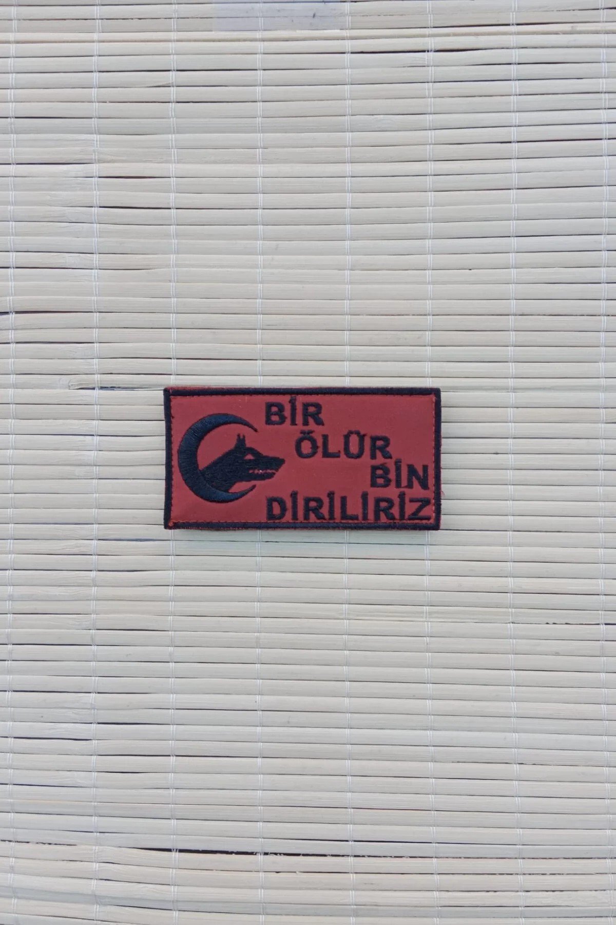 Kirmizi Zemin Siyah Nakis İslemeli Bir Olur Bin Diriliriz Yazili Arma Patch Pec