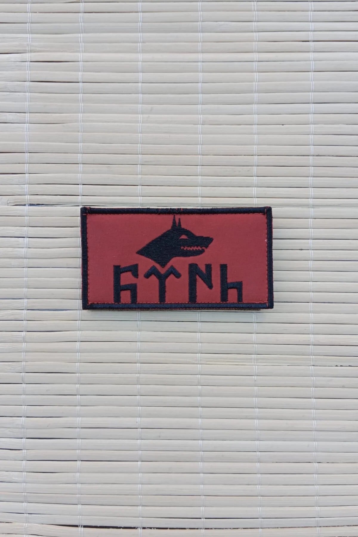 Kirmizi Zemin Siyah Nakis İslemeli Eski Turkce Turk Yazili Kurtbasli Arma Patch Pec
