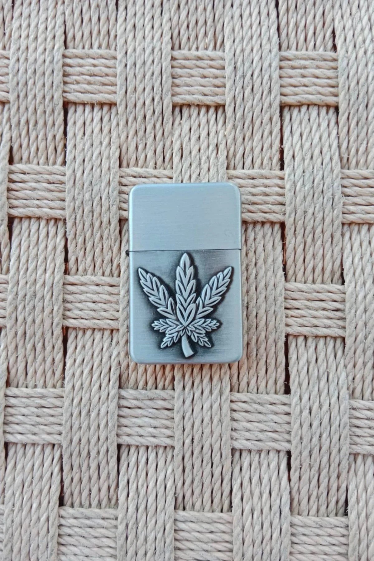 Metal Renkli Marijuana Desen Kabartmali Benzinli Zippo Cakmak