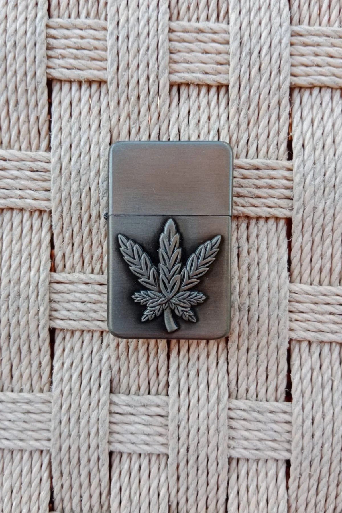 Metalik Renkli Marijuana Amblemli Kabartmali Benzinli Zippo Cakmak