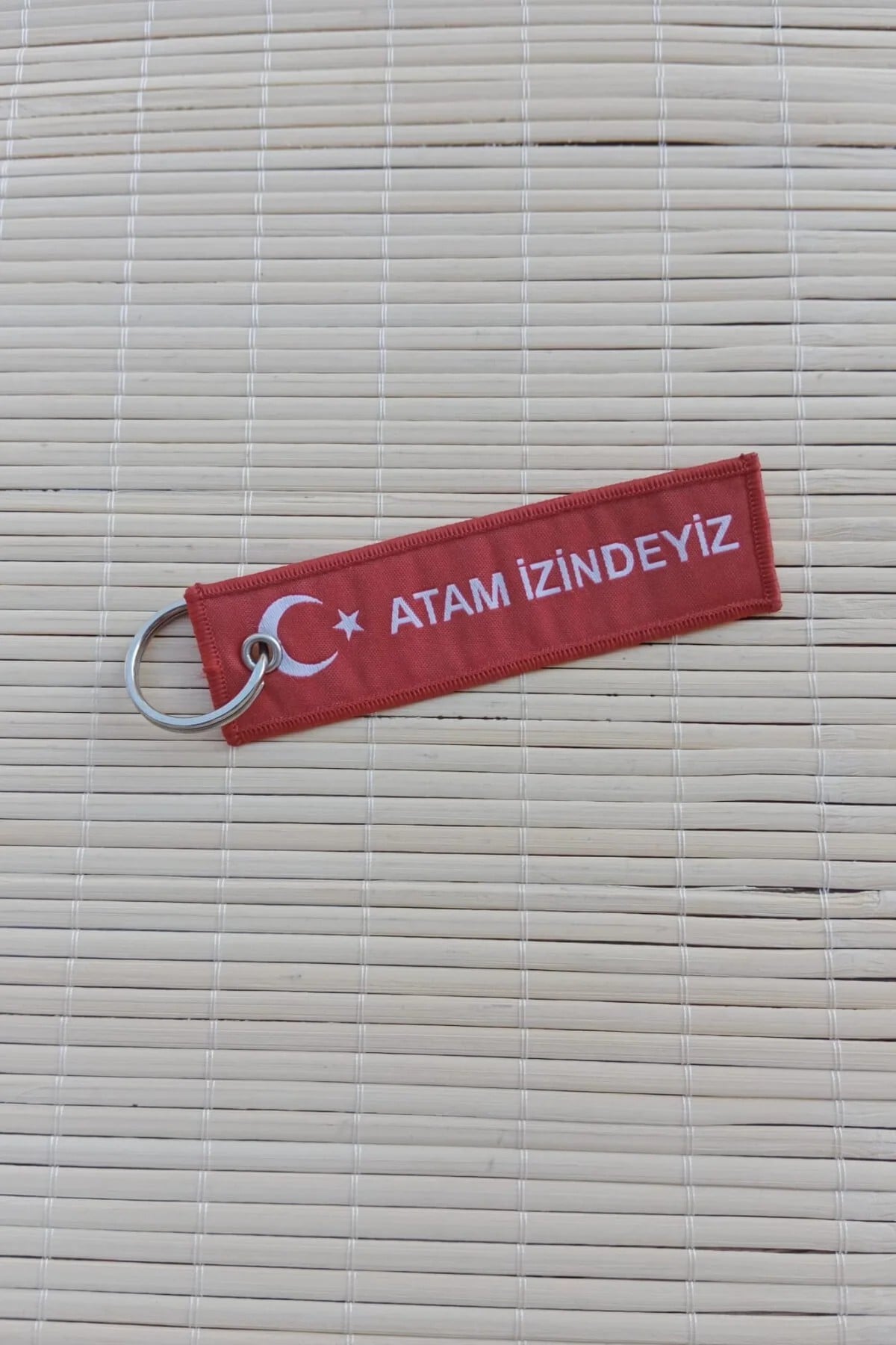 Mustafa Kemal Ataturk İmzali Atam İzindeyiz Yazili Kirmizi Beyaz Nakis İslemeli Bez Anahtarlik