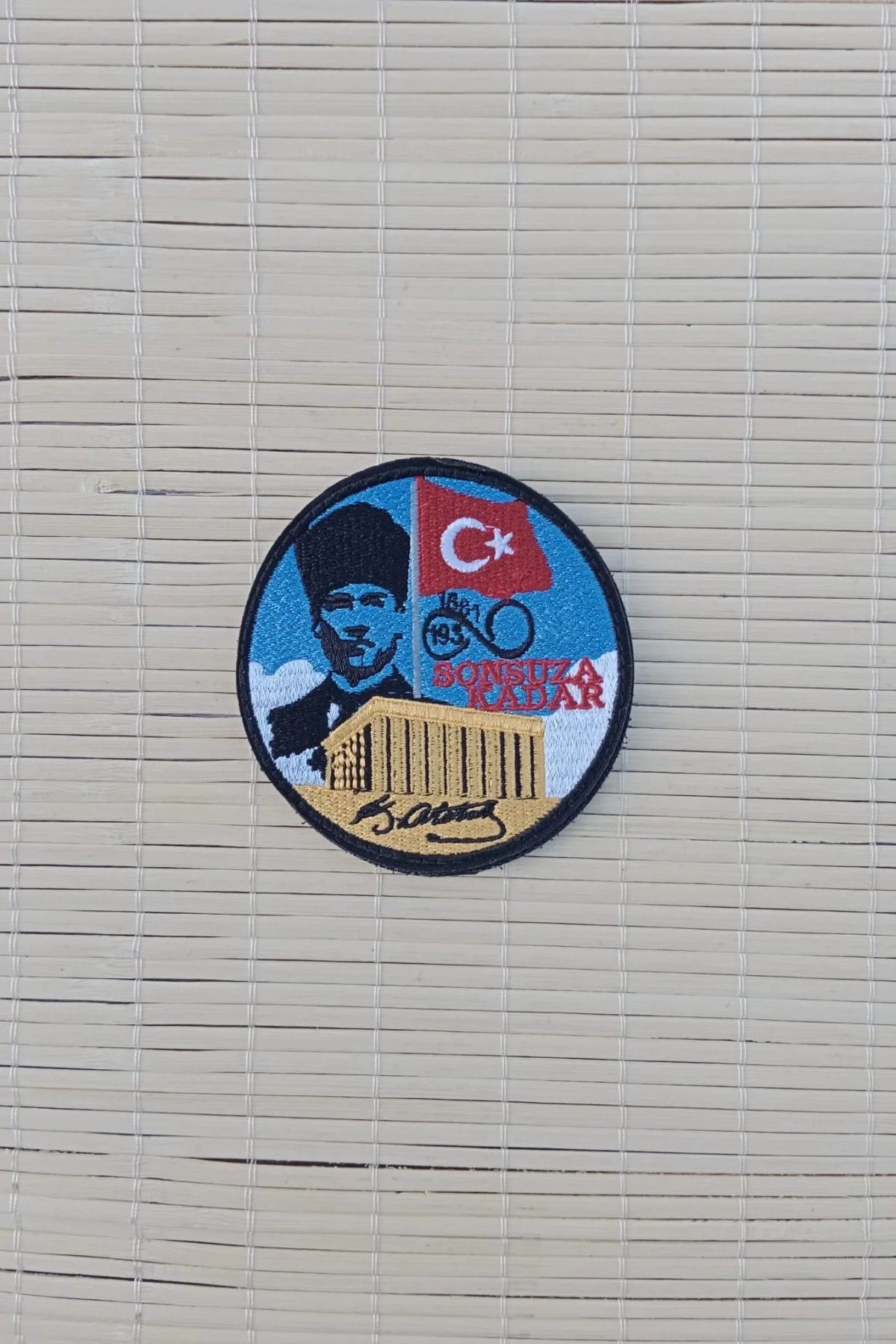 Mustafa Kemal Ataturk Resimli İmzali Sonsuza Kadar Yazili Anitkabir Nakis İslemeli Dalgalanan Bayrak Arma Patch Pec