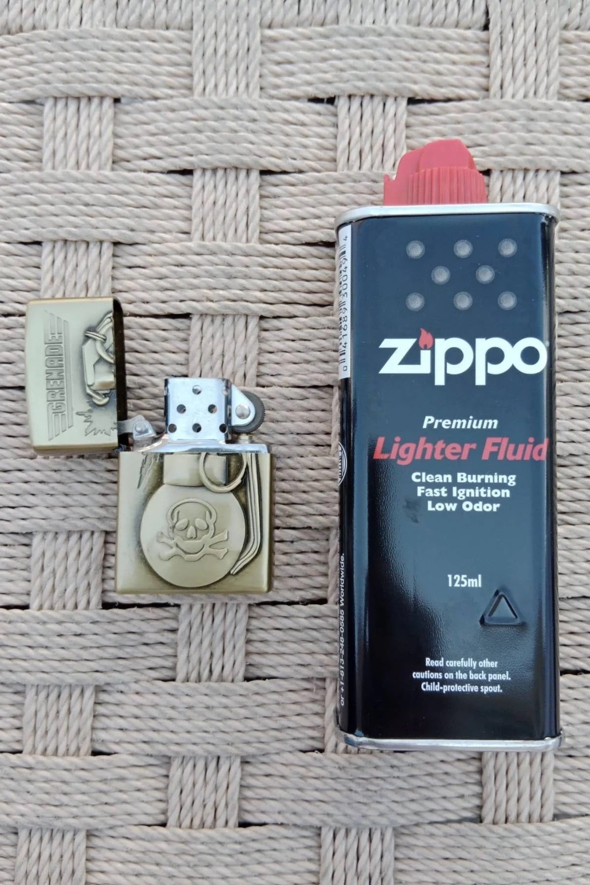 Ozel Tasarim Altin Sarisi Renkli Benzinli Grenade Yazili Kabartmali El Bombasi Desenli premium Zippo Cakmak