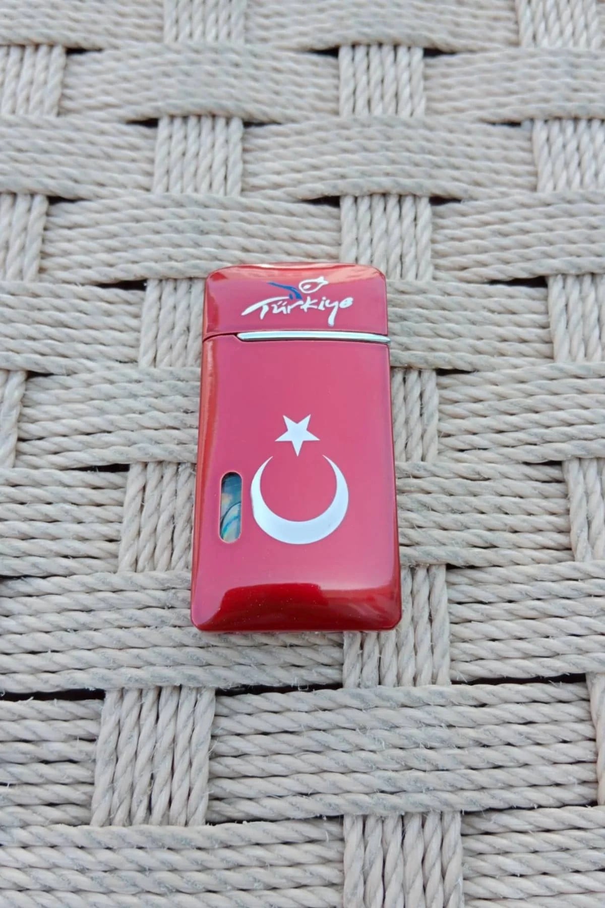Ozel Tasarim Kirmizi Renkli Turkiye Yazili Bayrak Desenli Manyetolu Cakmak