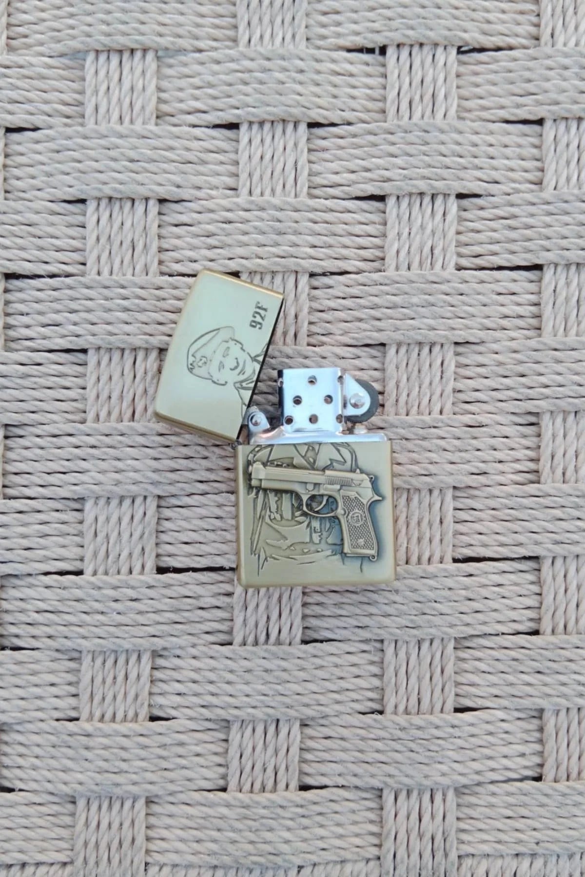 Ozel Tasarim Sari Renkli 92f Tabancali Asker Kabartmali Word A Gun Yazili Mermi Ve Hedef Tahtali Zippo Cakmak