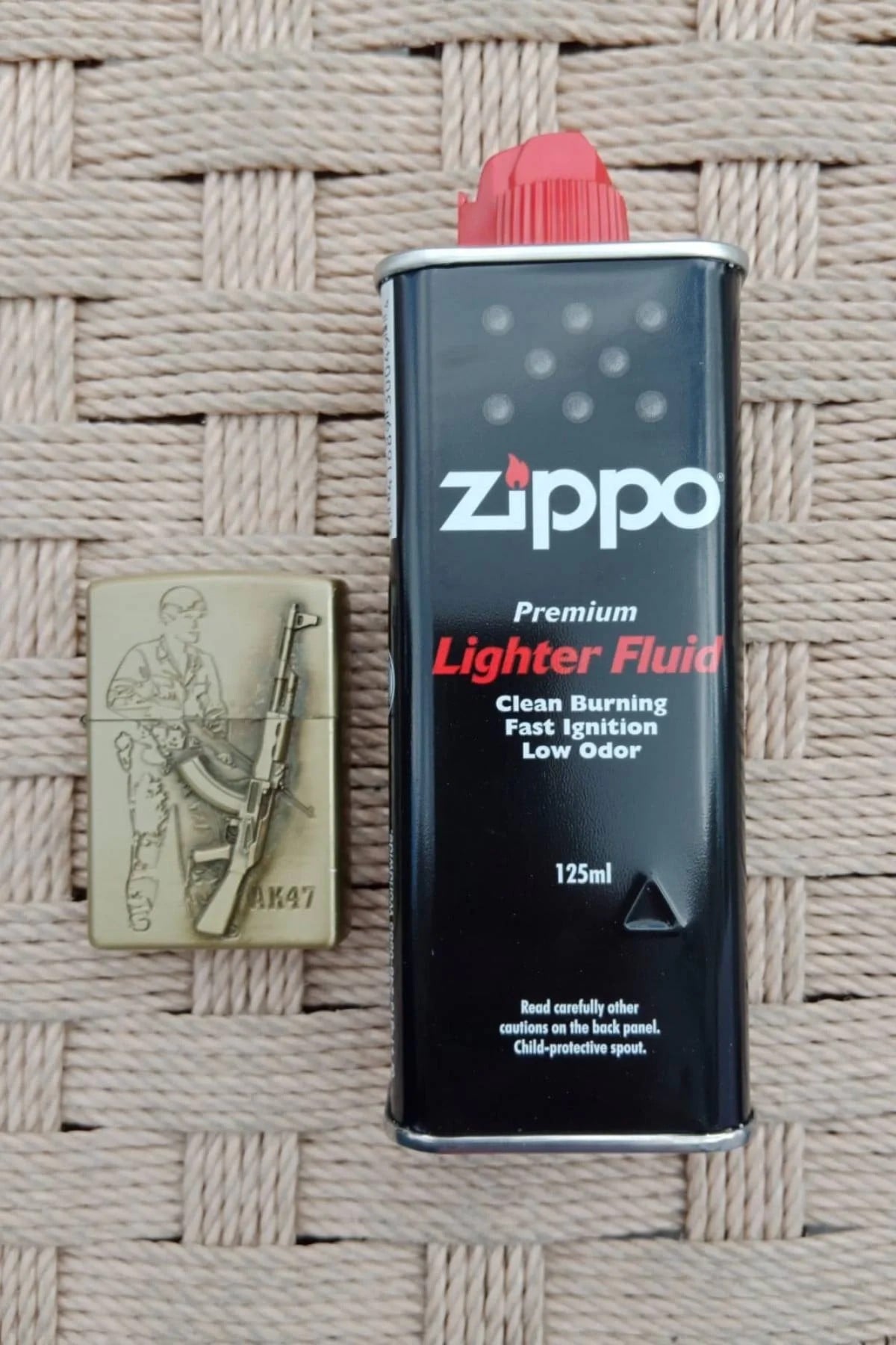 Ozel Tasarim Sari Renkli Ak-47 Tufekli Asker Kabartmali Premium Zippo Cakmak