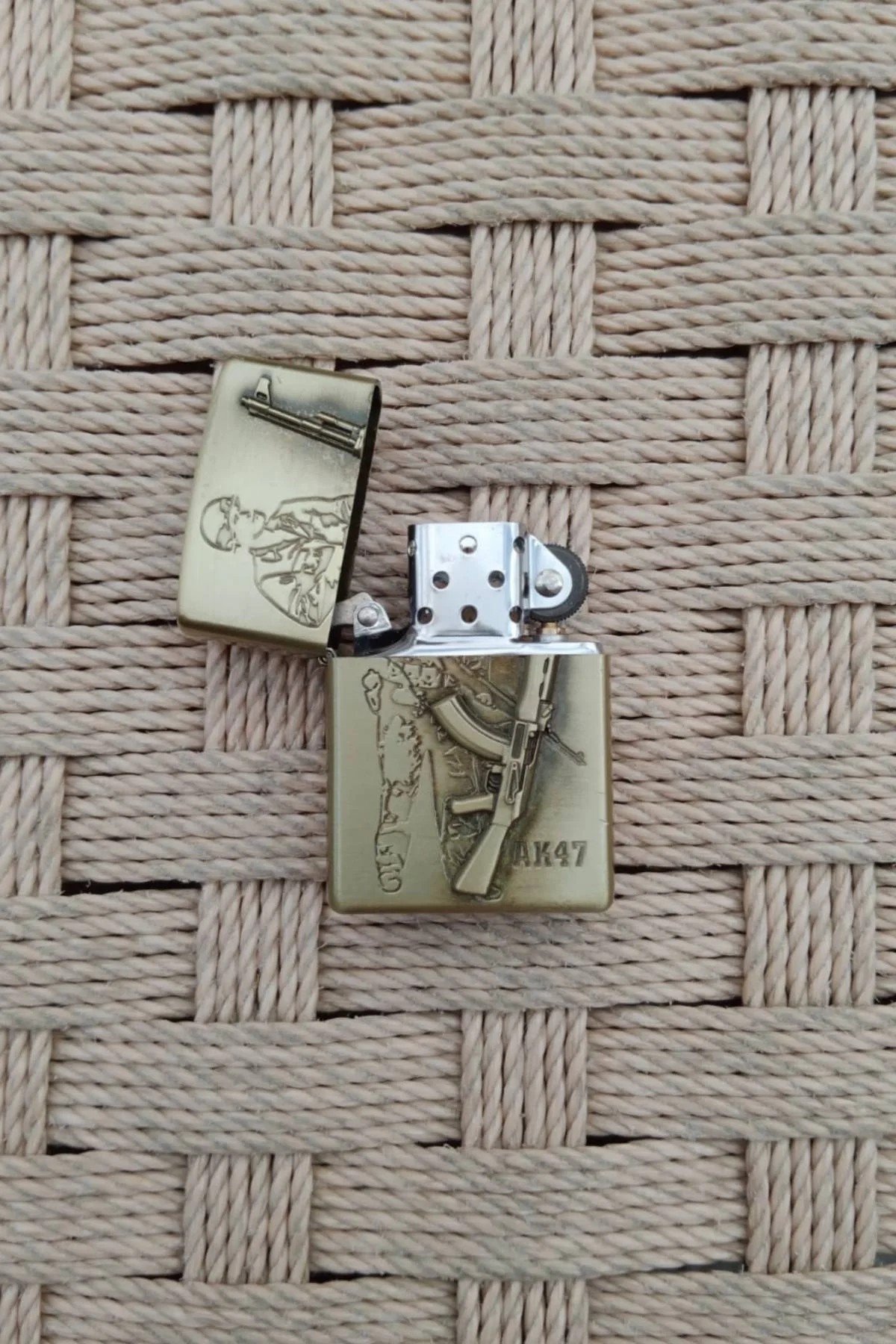 Ozel Tasarim Sari Renkli Ak-47 Tufekli Asker Kabartmali Zippo Cakmak