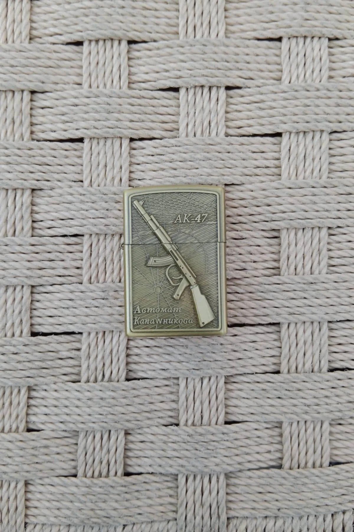 Ozel Tasarim Sari Renkli Ak-47 Tufekli Kabartmali Zippo Cakmak