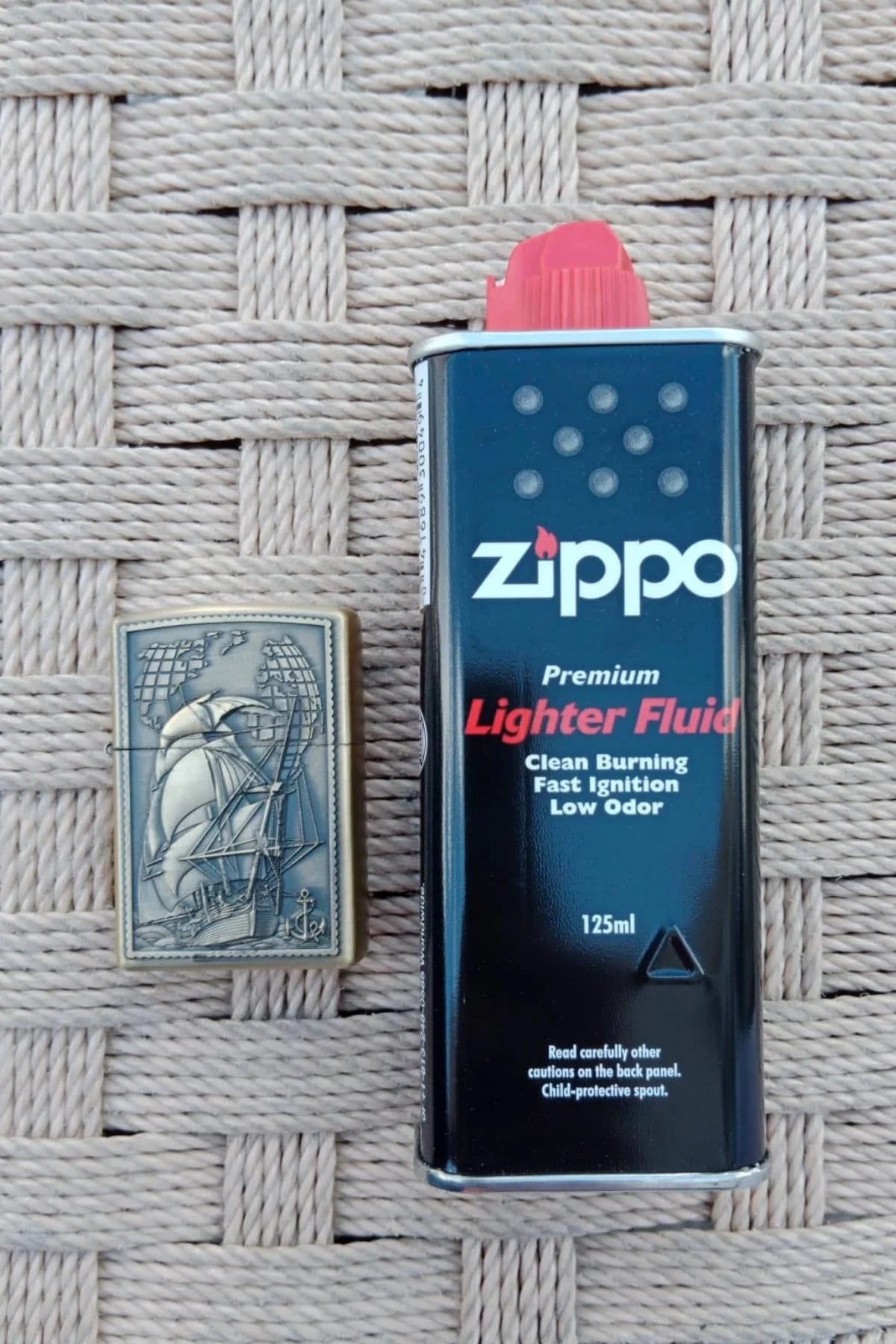 Ozel Tasarim Sari Renkli Dunya Haritali Savas Gemili Kabartmali Premium Zippo Cakmak