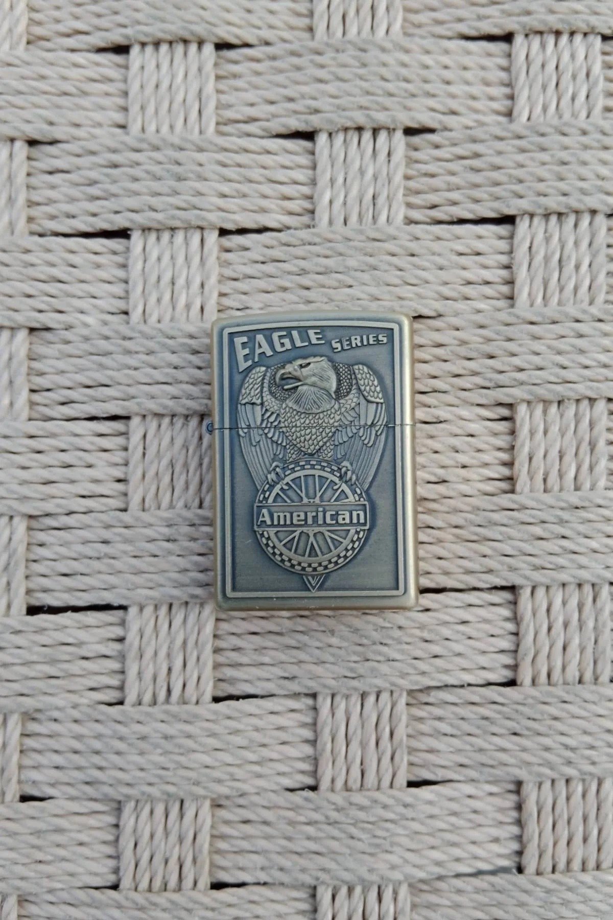 Ozel Tasarim Sari Renkli Eagle Series American Yazili Kabartmali Zippo Cakmak