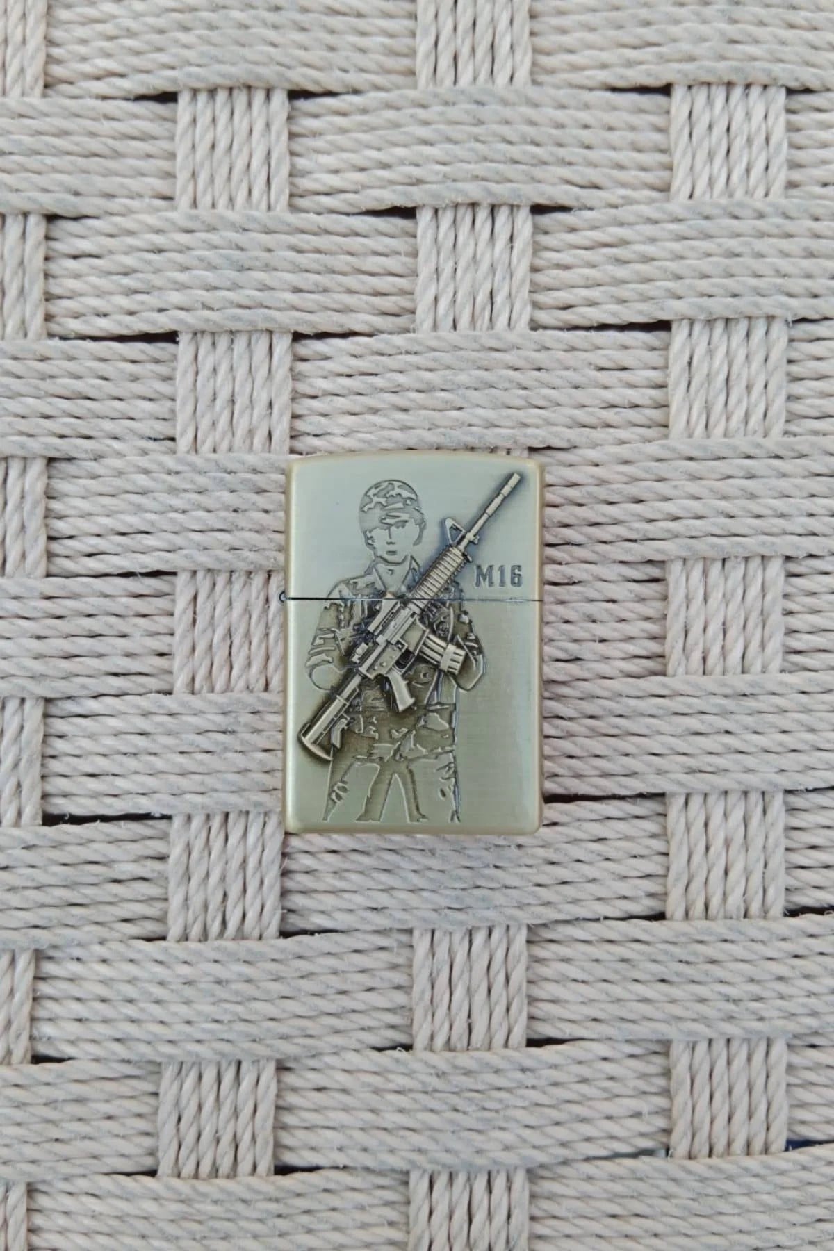 Ozel Tasarim Sari Renkli M16 Tufekli Asker Kabartmali Mermi Ve Hedef Tahtali Zippo Cakmak