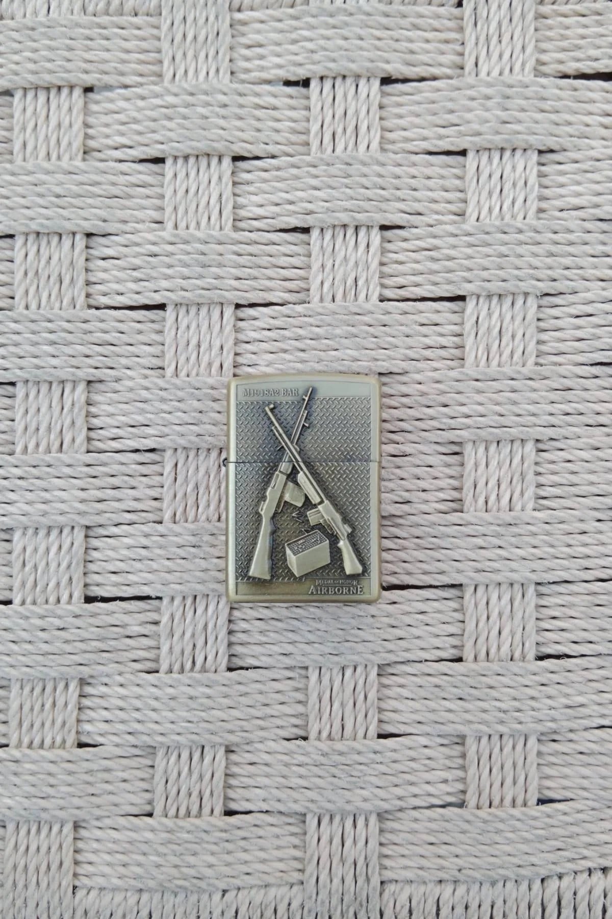 Ozel Tasarim Sari Renkli M1918a2 Bar Tufek Kabartmali Medal Of Honor Airborne Yazili Zippo Cakmak