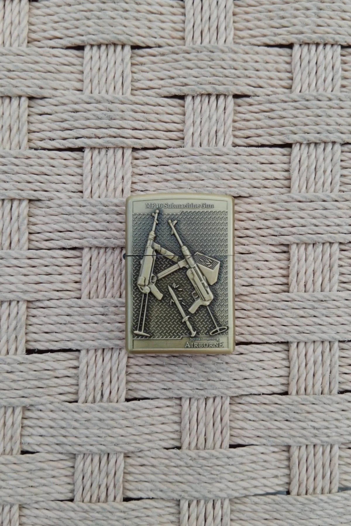 Ozel Tasarim Sari Renkli Mp40a Submacine Gun Tüfek Kabartmali Medal Of Honor Airborne Yazili Zippo Cakmak