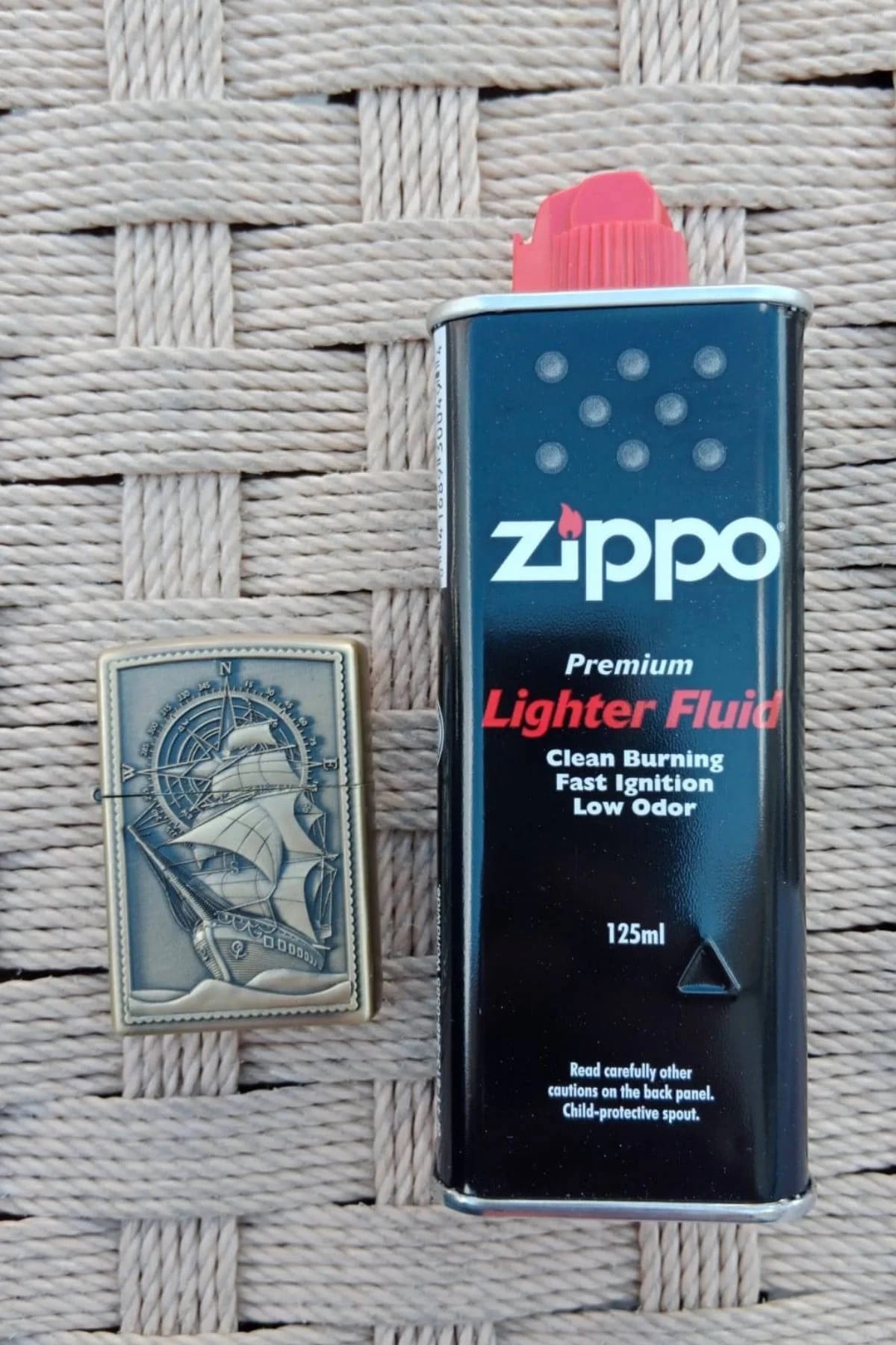 Ozel Tasarim Sari Renkli Pusulali Savas Gemili Kabartmali Premium Zippo Cakmak