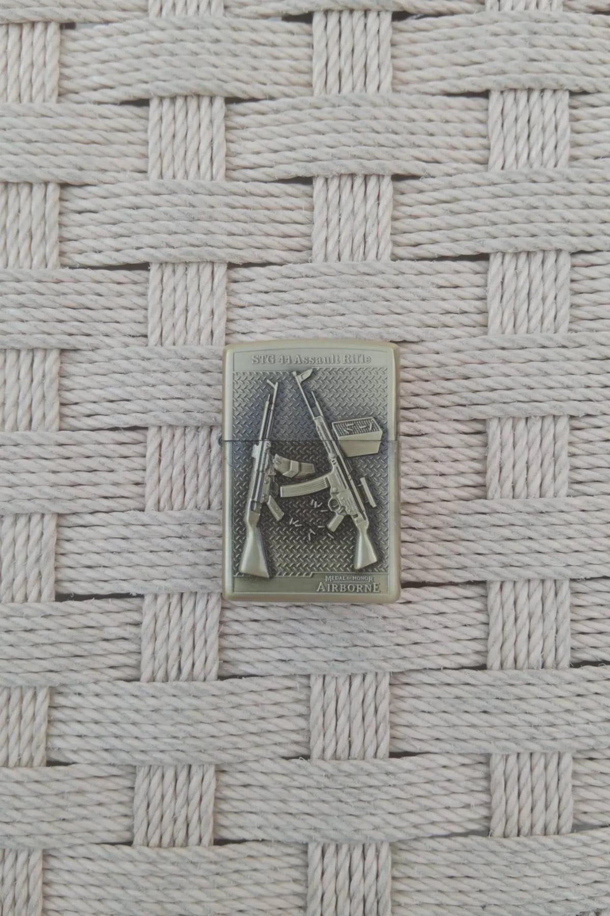Ozel Tasarim Sari Renkli Stg 44 Assault Rifle Bar Tüfek Kabartmali Medal Of Honor Airborne Yazili Zippo Cakmak