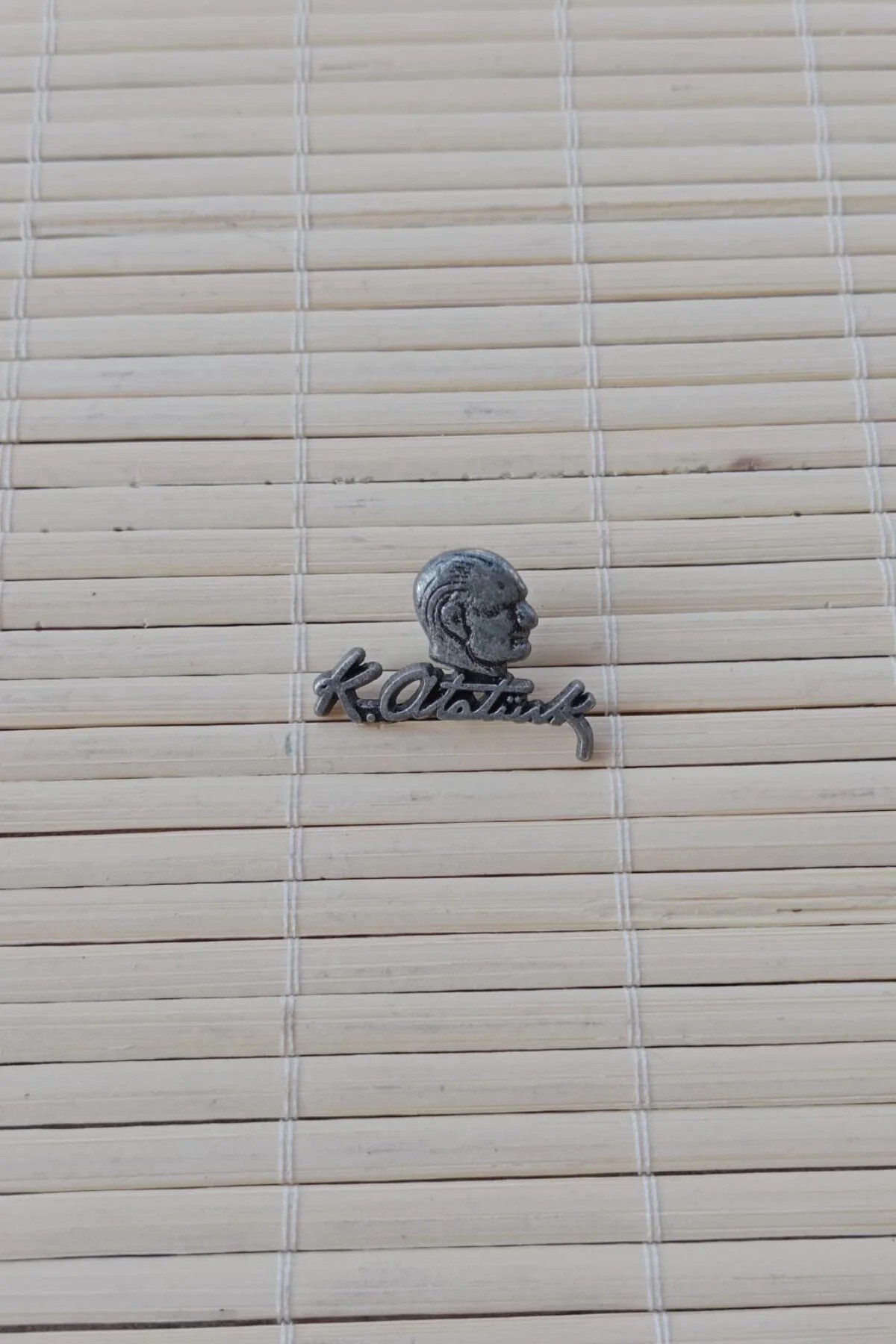Siyah Renkli Ataturk Siluetli İmzali Ceket Yaka İgnesi Yaka Rozeti