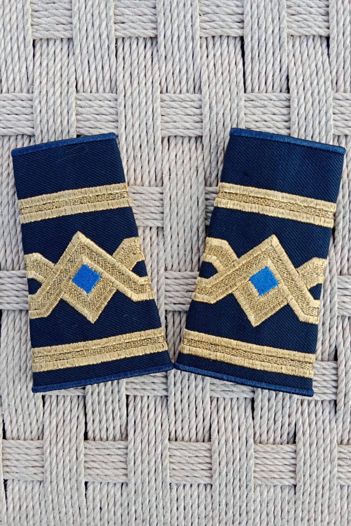 Siyah Zemin Sirma Nakis islemeli Uzunyol 1. Kaptan Omuz Apoleti