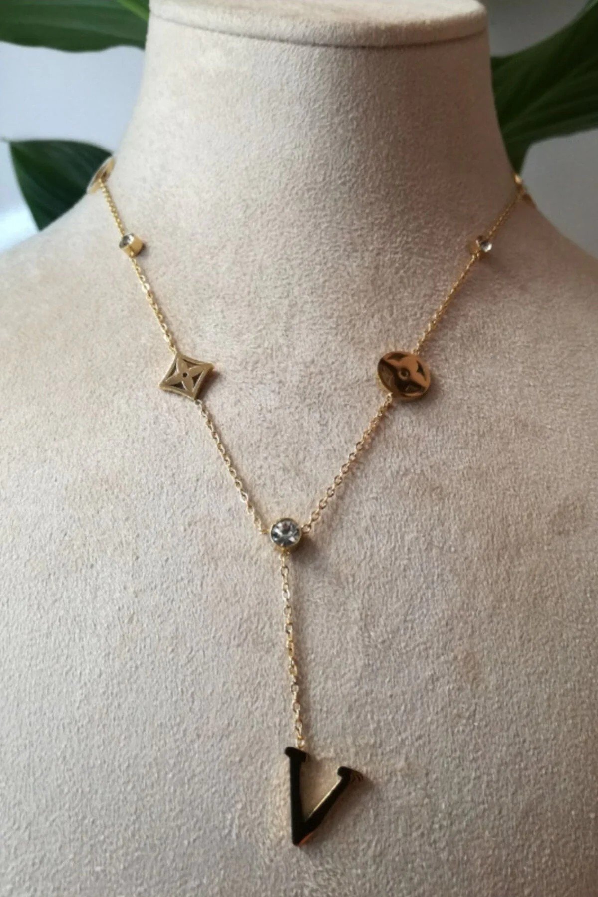 V Harf Yildizli Tasarim İnce Gold Zincirli Altin Renkli Zirkon Tasli Kaliteli Paslanmaz Celik Kolye Stainless Stell